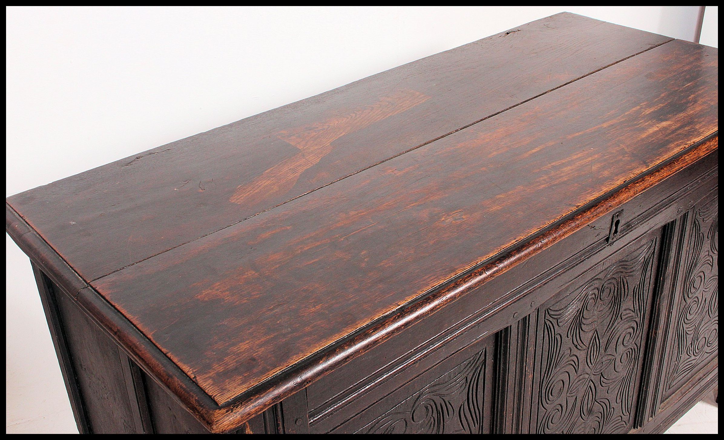 An early 19th century  large carved country oak coffer chest / blanket box. - Image 3 of 5