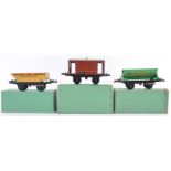 HORNBY 0 GAUGE: A collection of 3x Hornby 0 gauge tinplate carriages,