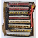 00 GAUGE; A collection of 10x loose Hornby / Triang and other 00 gauge railway trainset carriages.