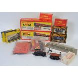 00 GAUGE; A collection of assorted 00 gauge railway trainset accessories to include wagons,