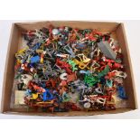 TOY SOLDIERS: A large collection (approx 100) assorted vintage toy soldiers to include Britains,