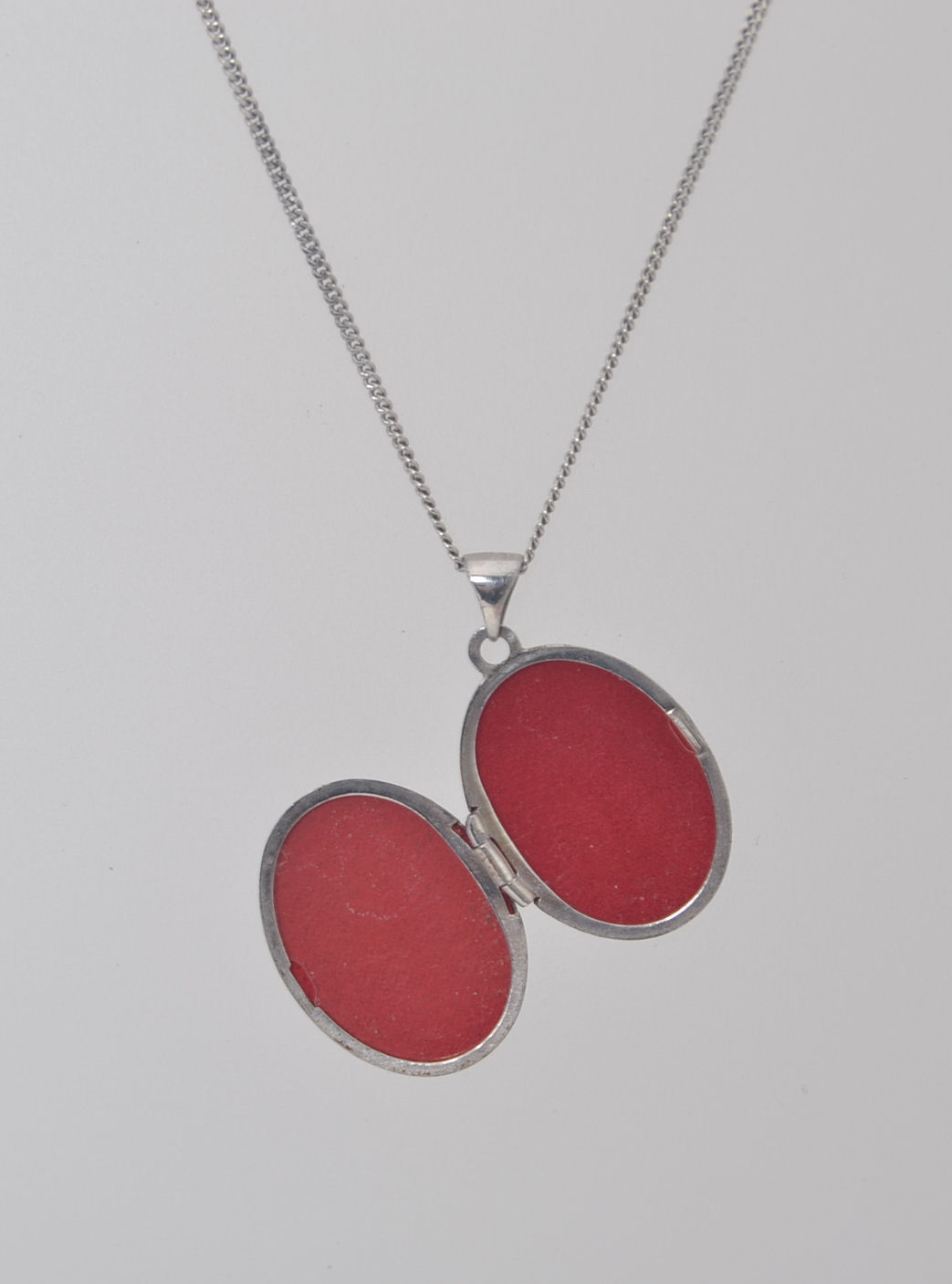 A ladies silver locket forget me not necklace. - Image 3 of 3