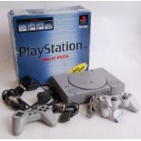 PLAYSTATION: A Sony PlayStation, complet