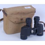 US ARMY BINOCULARS: A good pair of vintage US Army issued Wollensak 6x30 binoculars.