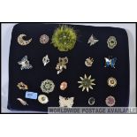 Tray of 20 white metal and costume jewellery brooches