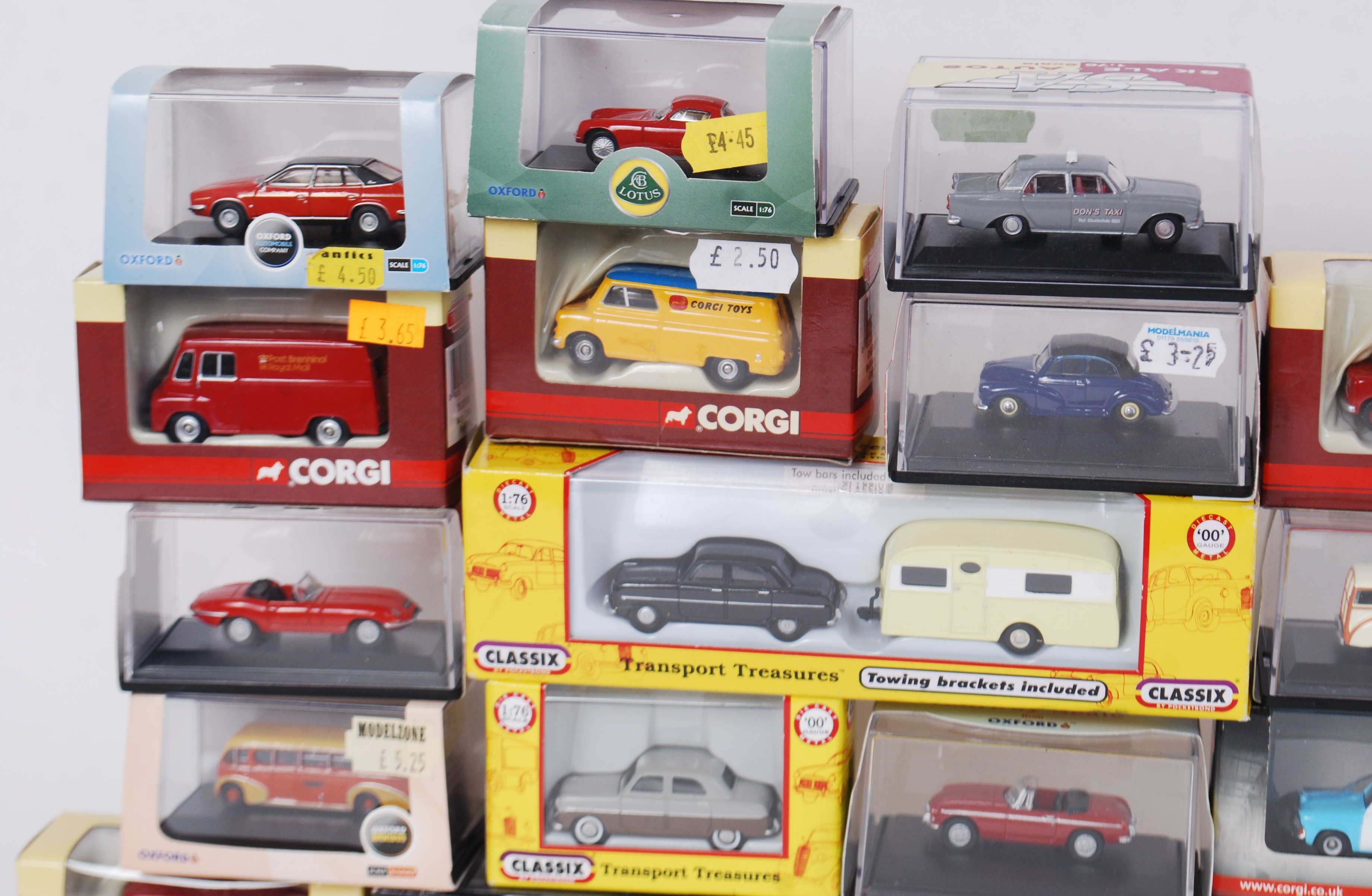 1:76 SCALE: A collection of approx 30x 1:76 scale diecast model cars. All within the original boxes. - Image 2 of 3