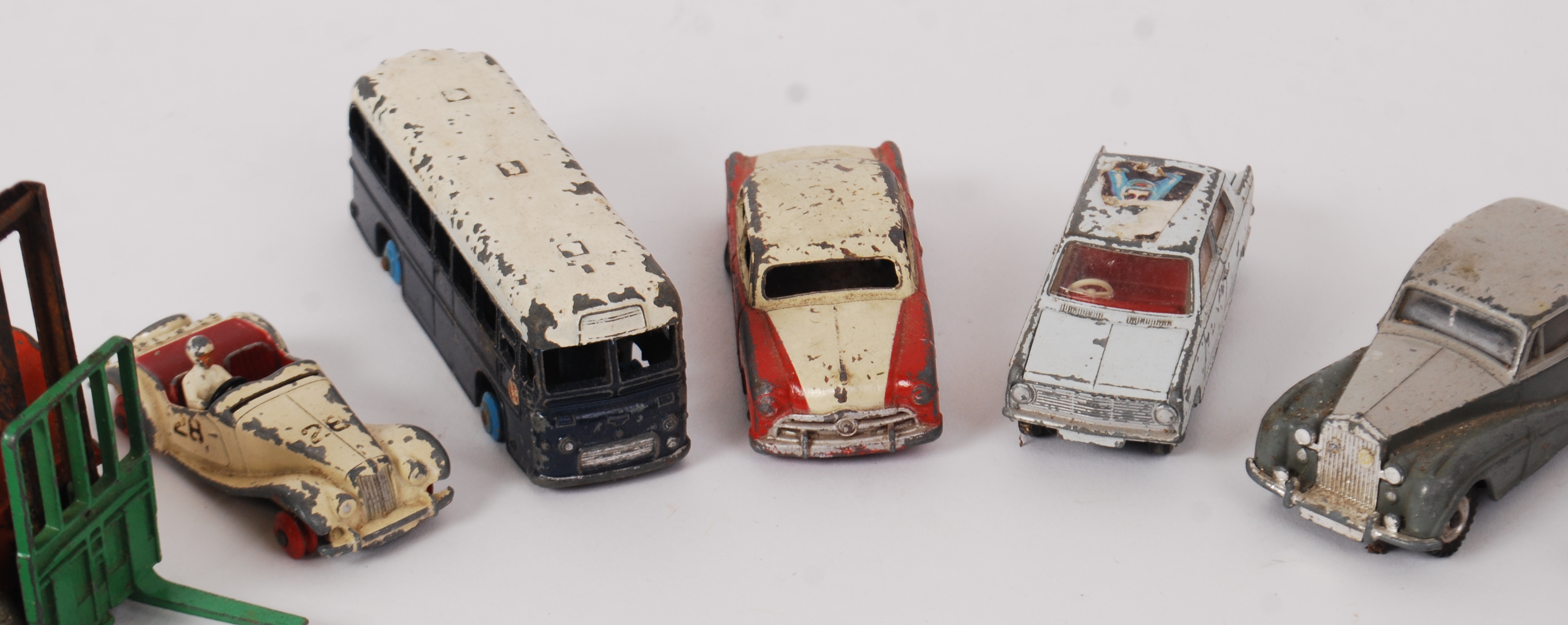 DINKY: A collection of 10x assorted vintage loose Dinky diecast model cars and vehicles to include; - Image 3 of 5