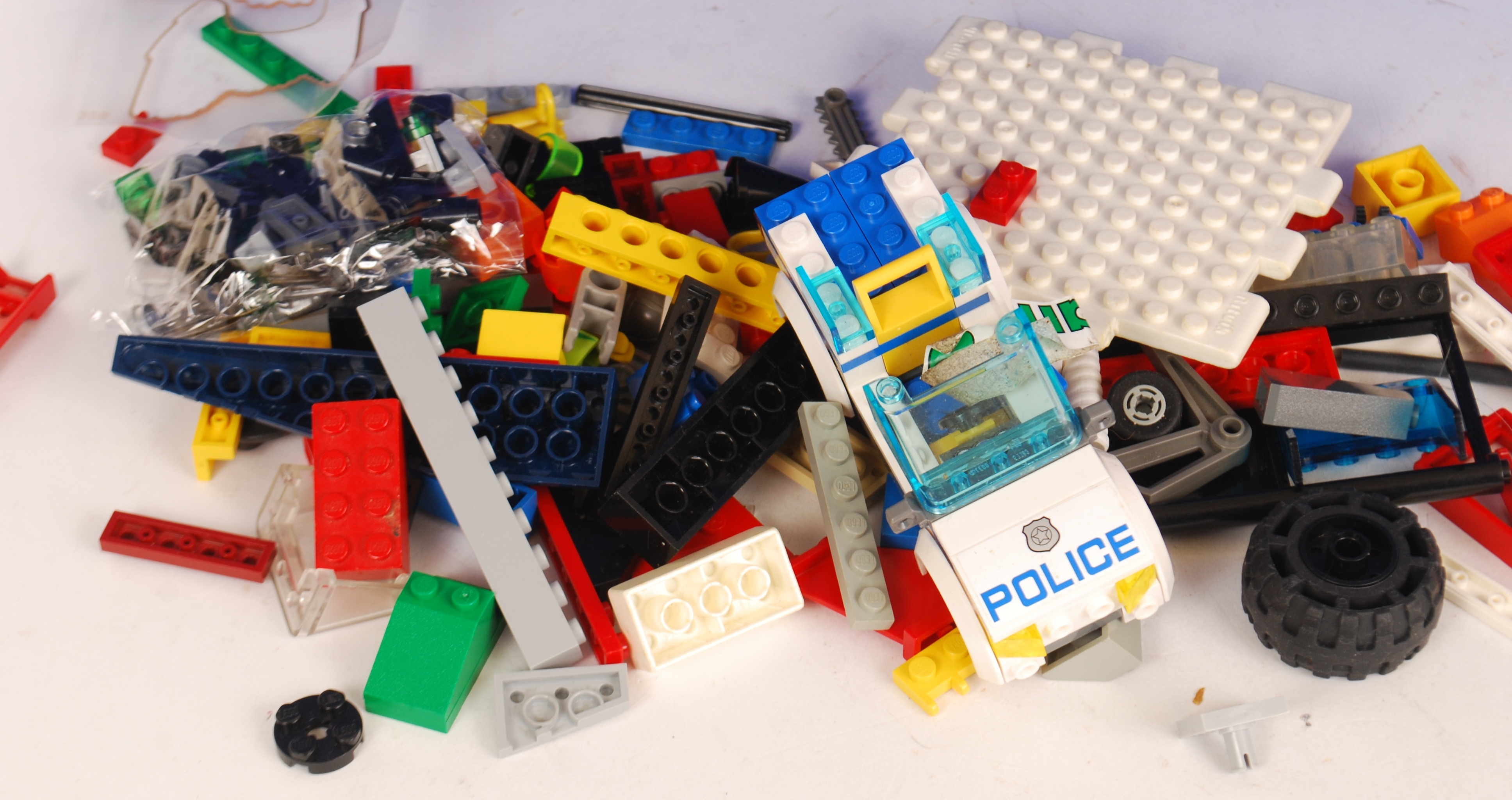 LEGO: A large crate of assorted Lego. To include 1980's, Marvel, Pirates, Space, City. - Image 3 of 3