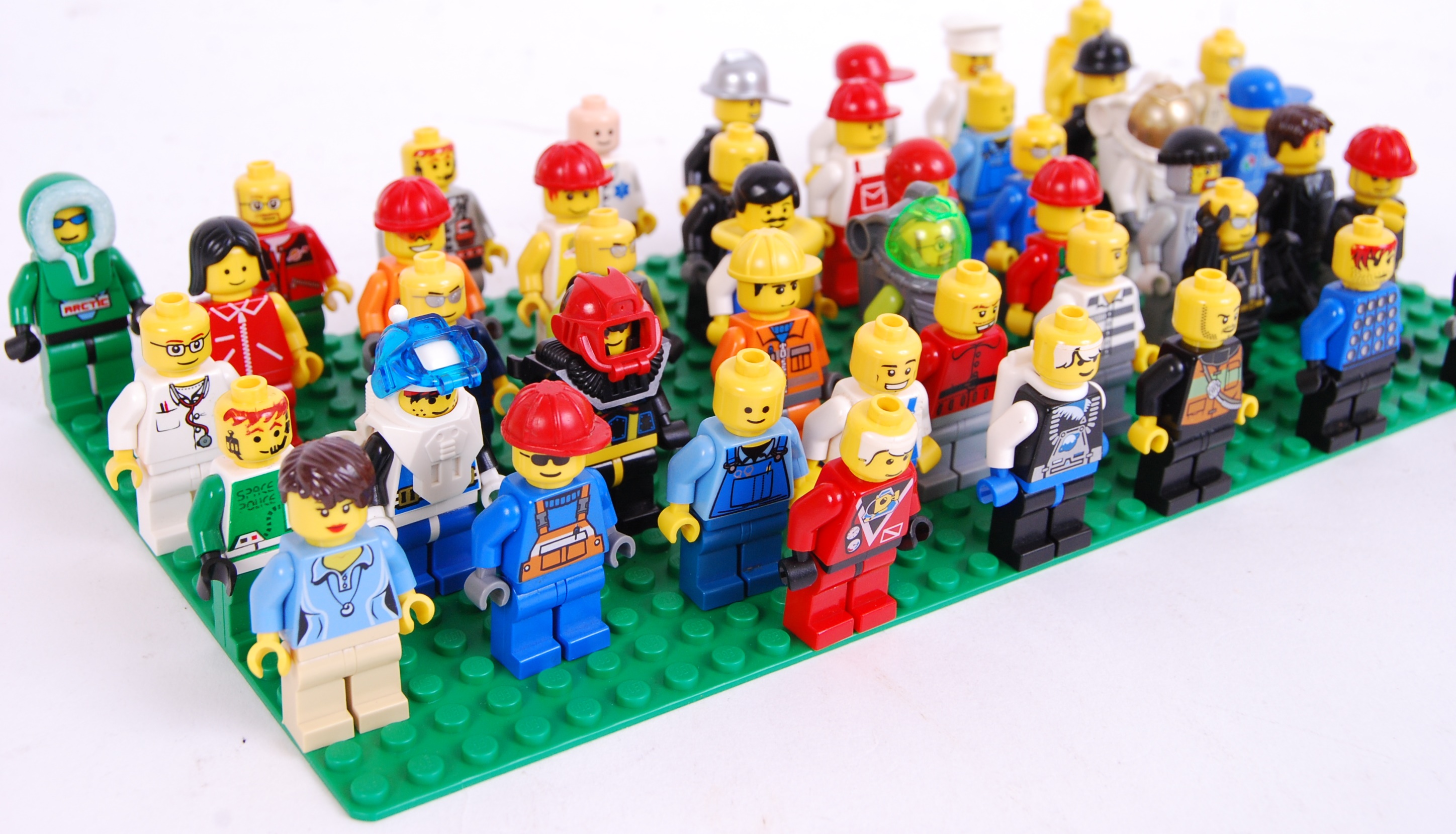 LEGO: A collection of 45x assorted Lego minifigures to include: vintage, City, space, series etc. - Image 4 of 4