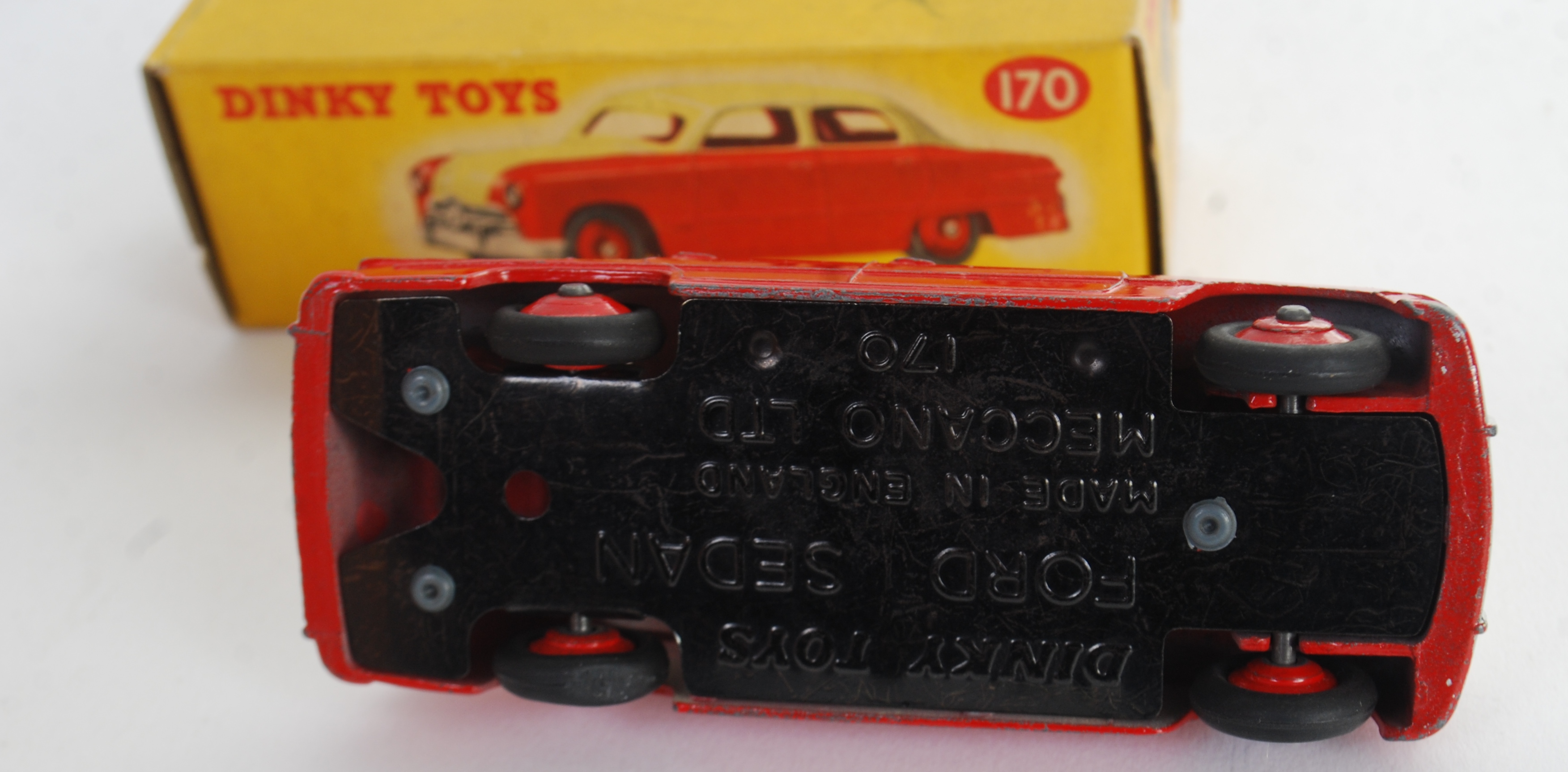 DINKY: An original vintage Dinky Toys 170 Ford Fordor Sedan diecast model car. - Image 4 of 4