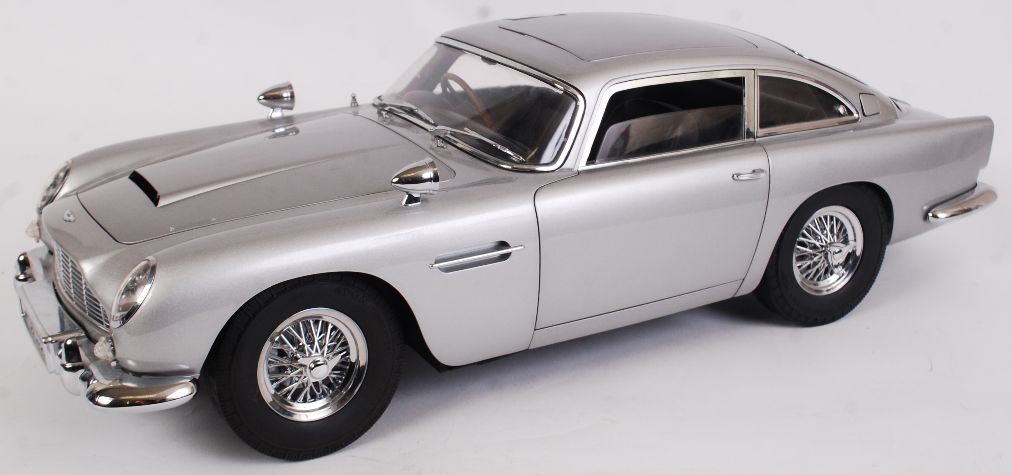 JAMES BOND 1:8 SCALE ASTON MARTIN; - Image 2 of 11