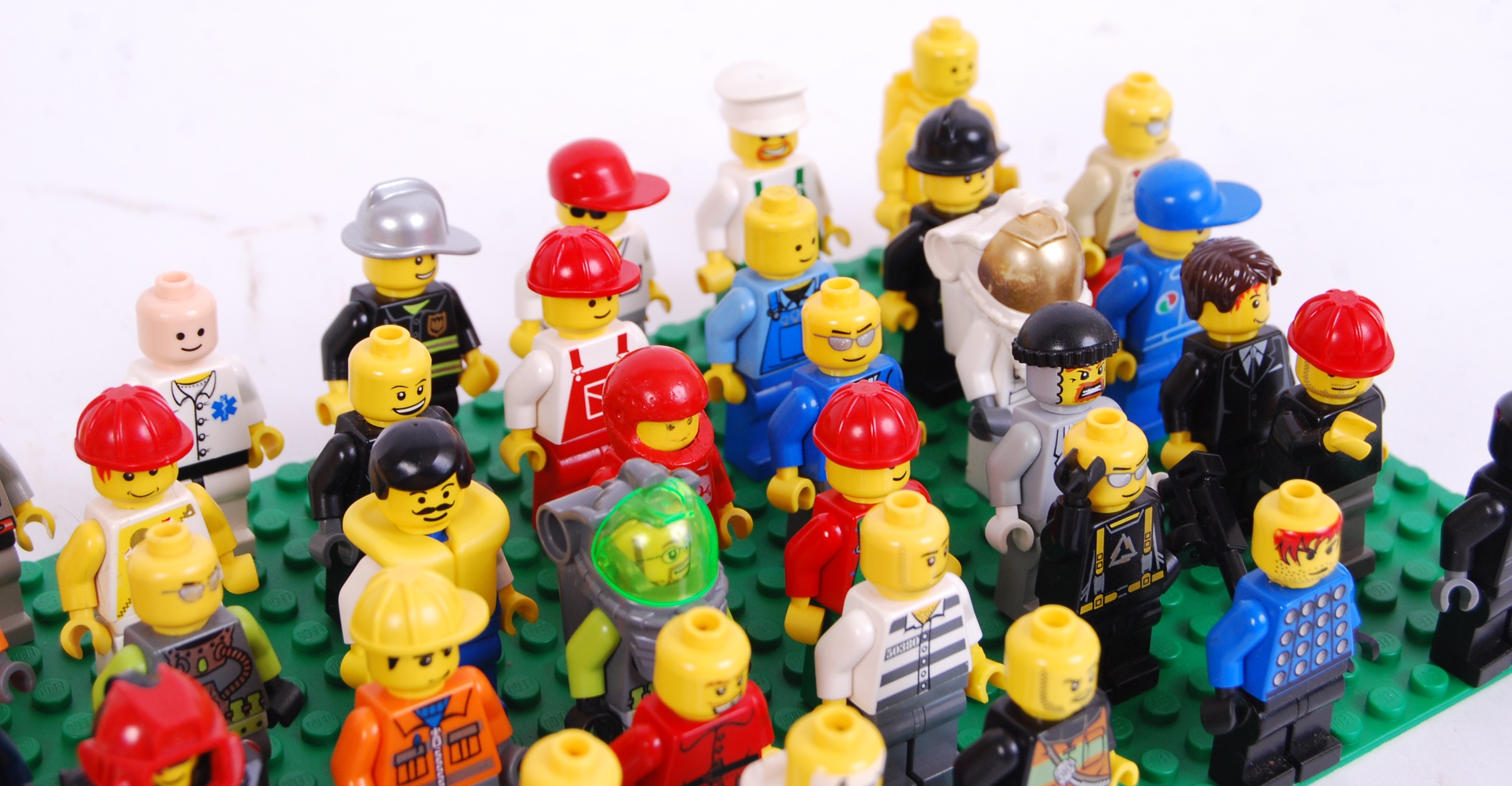 LEGO: A collection of 45x assorted Lego minifigures to include: vintage, City, space, series etc. - Image 3 of 4