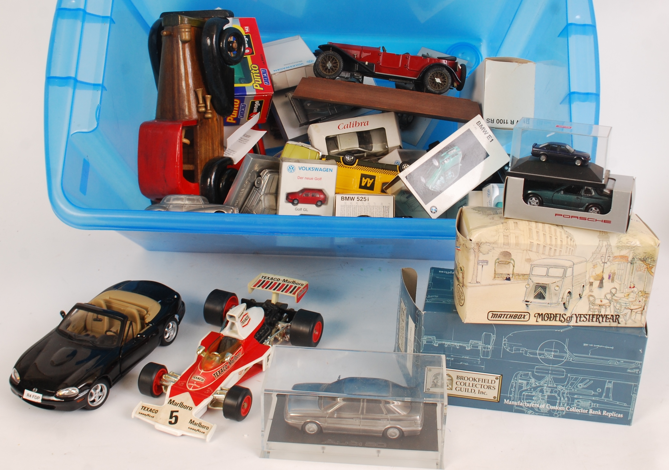 DIECAST: A collection of assorted loose and boxed diecast model cars and vehicles to include Corgi,