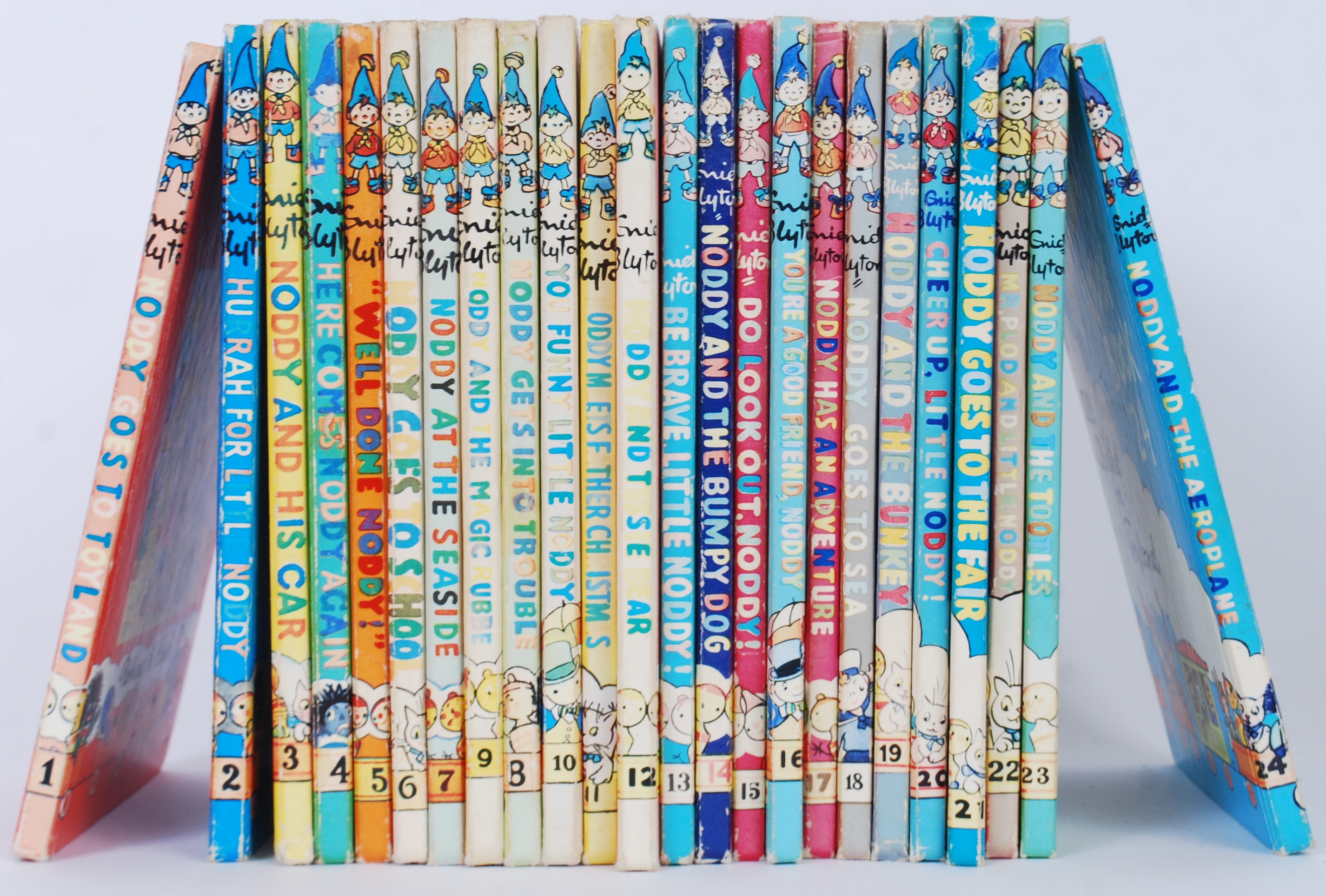 ENID BLYTON: A complete set / run of 1-24 Enid Blyton Noddy books.