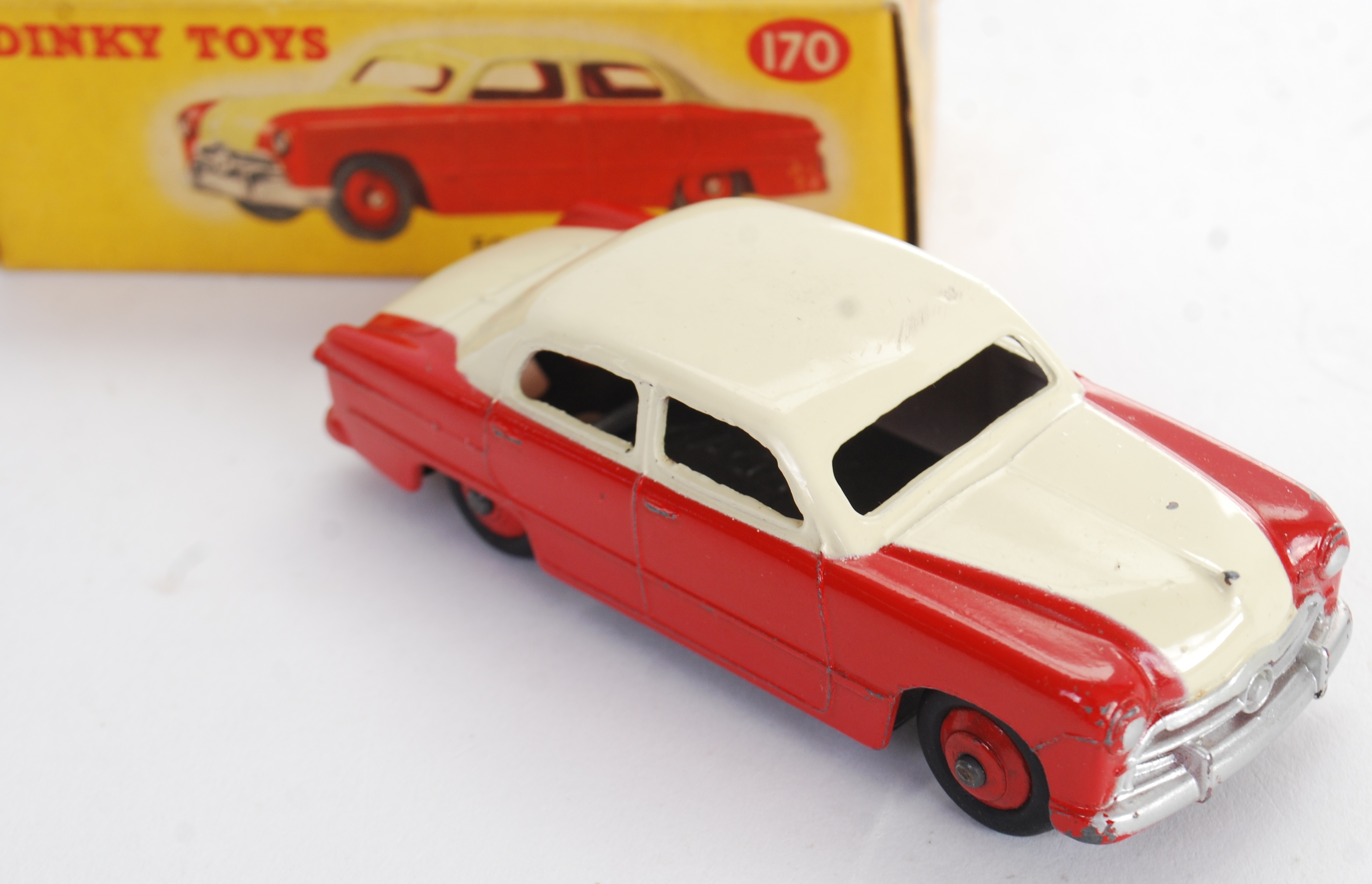 DINKY: An original vintage Dinky Toys 170 Ford Fordor Sedan diecast model car. - Image 3 of 4