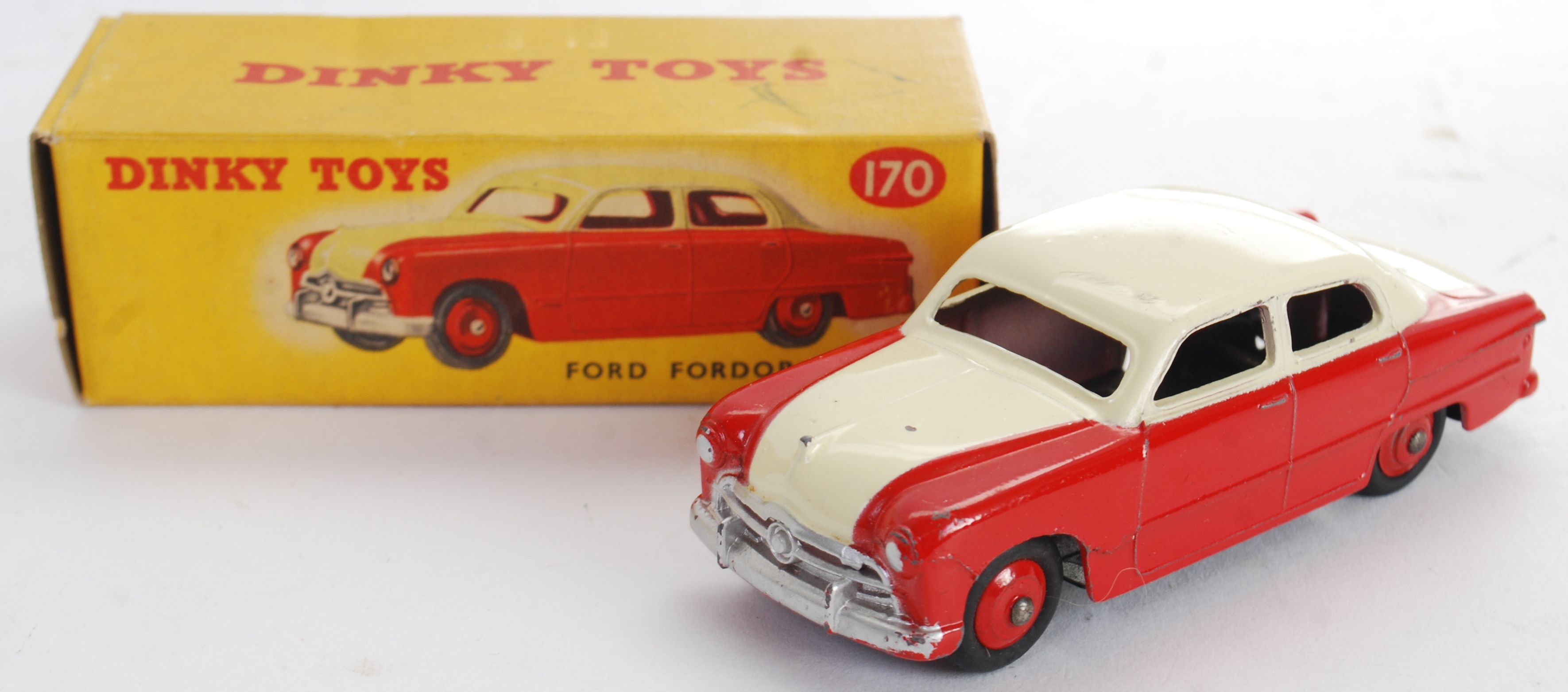 DINKY: An original vintage Dinky Toys 170 Ford Fordor Sedan diecast model car. - Image 2 of 4