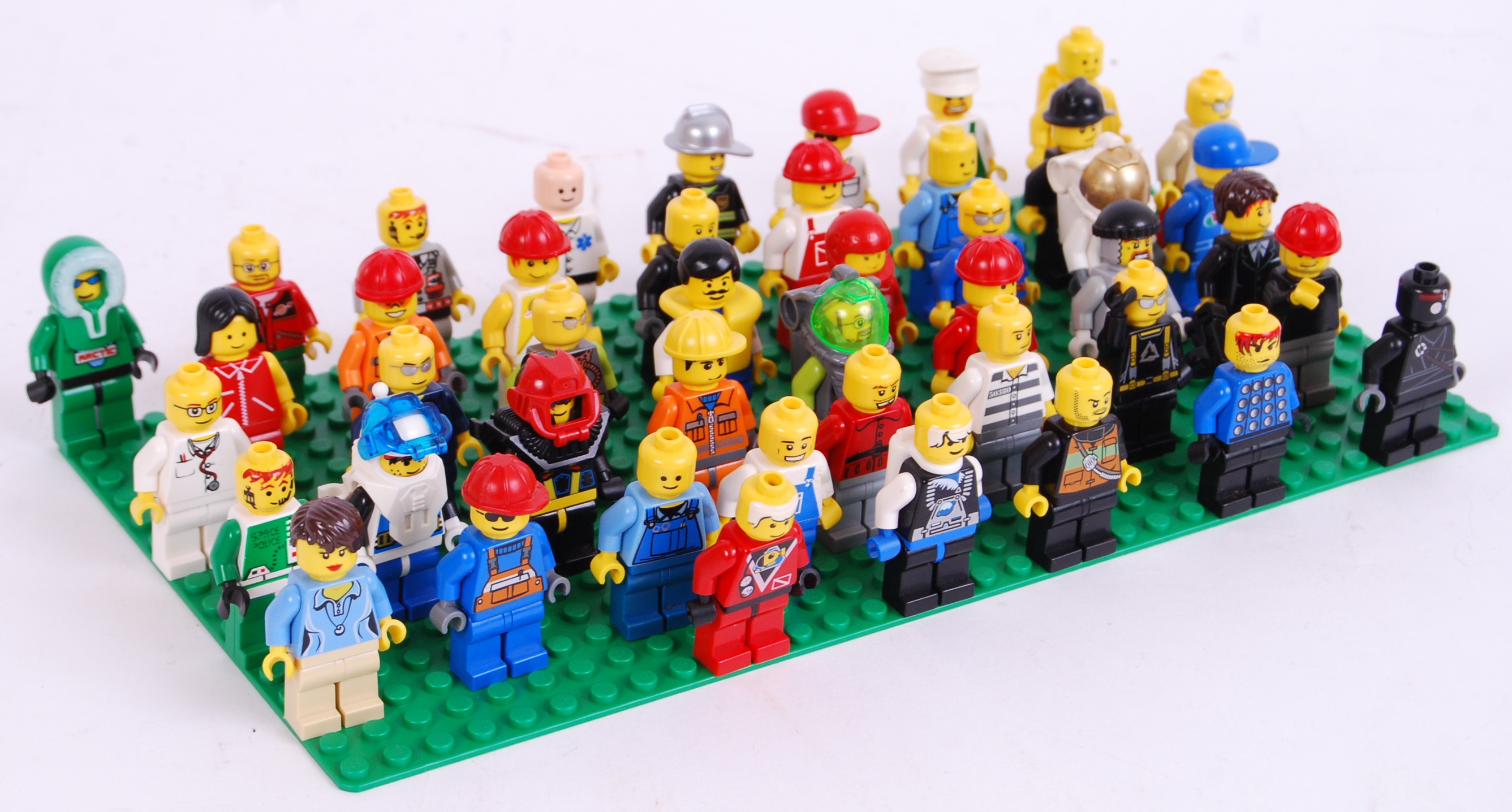 LEGO: A collection of 45x assorted Lego minifigures to include: vintage, City, space, series etc.