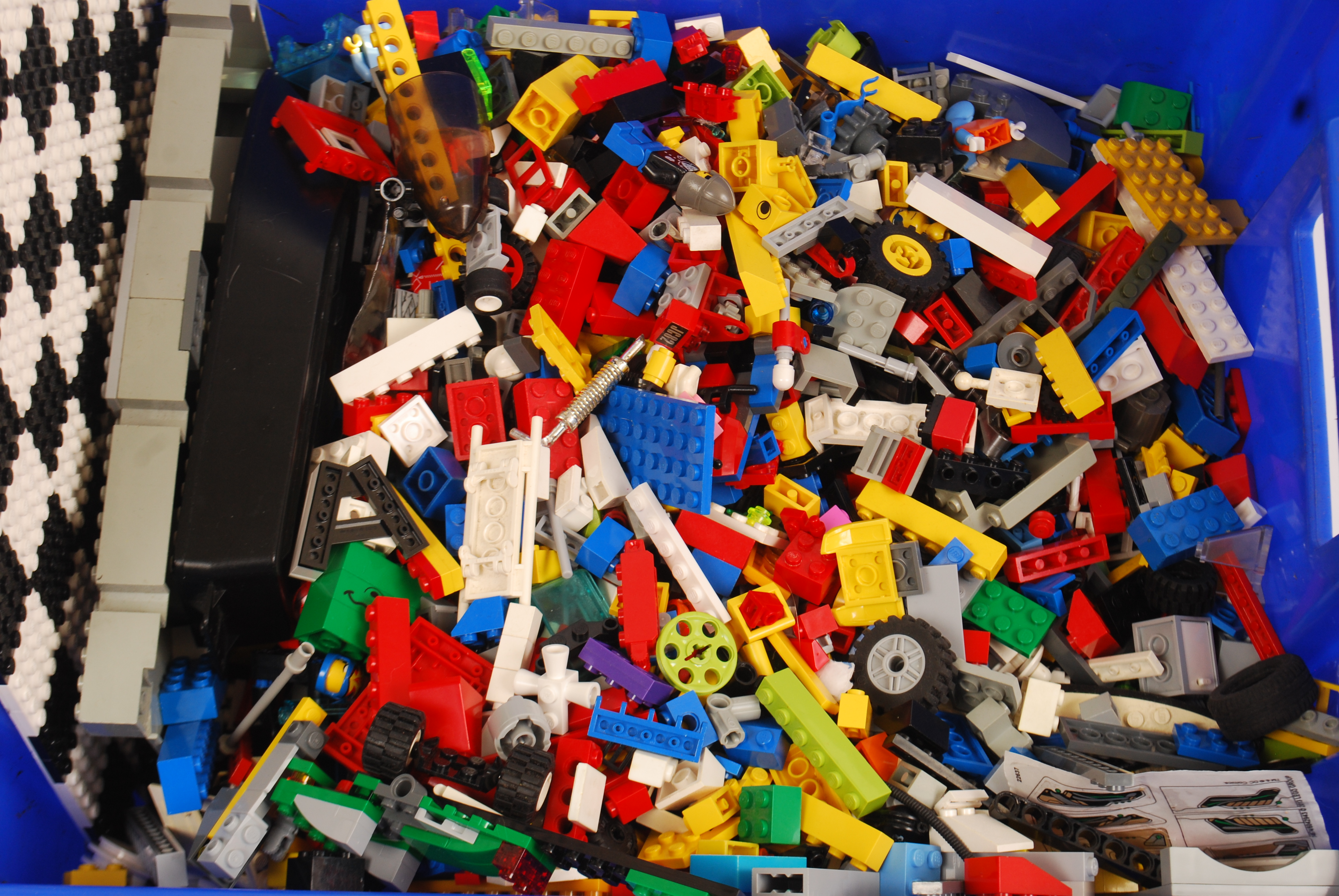 LEGO: A large crate of assorted Lego. To include 1980's, Marvel, Pirates, Space, City. - Image 2 of 3
