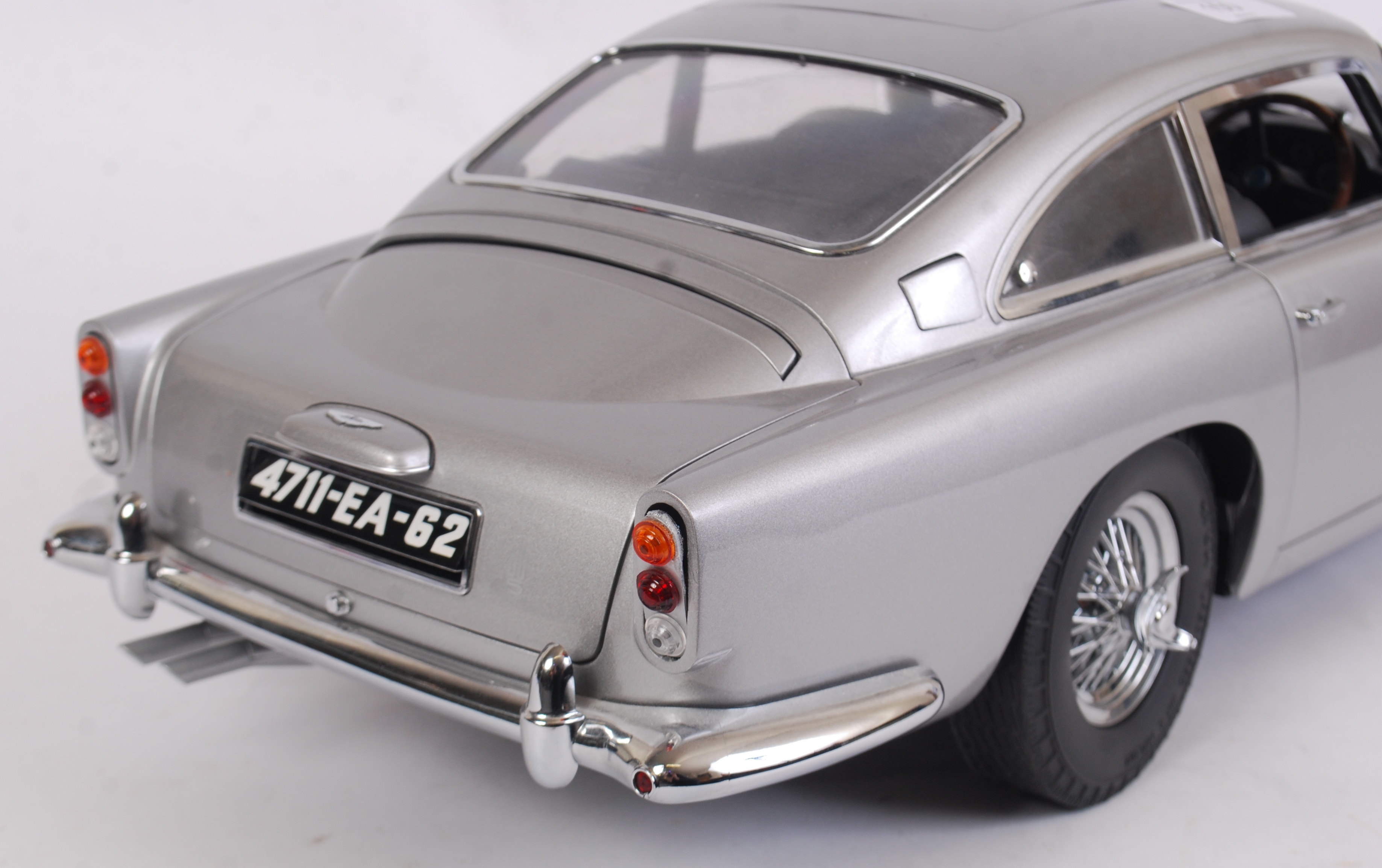 JAMES BOND 1:8 SCALE ASTON MARTIN; - Image 7 of 11