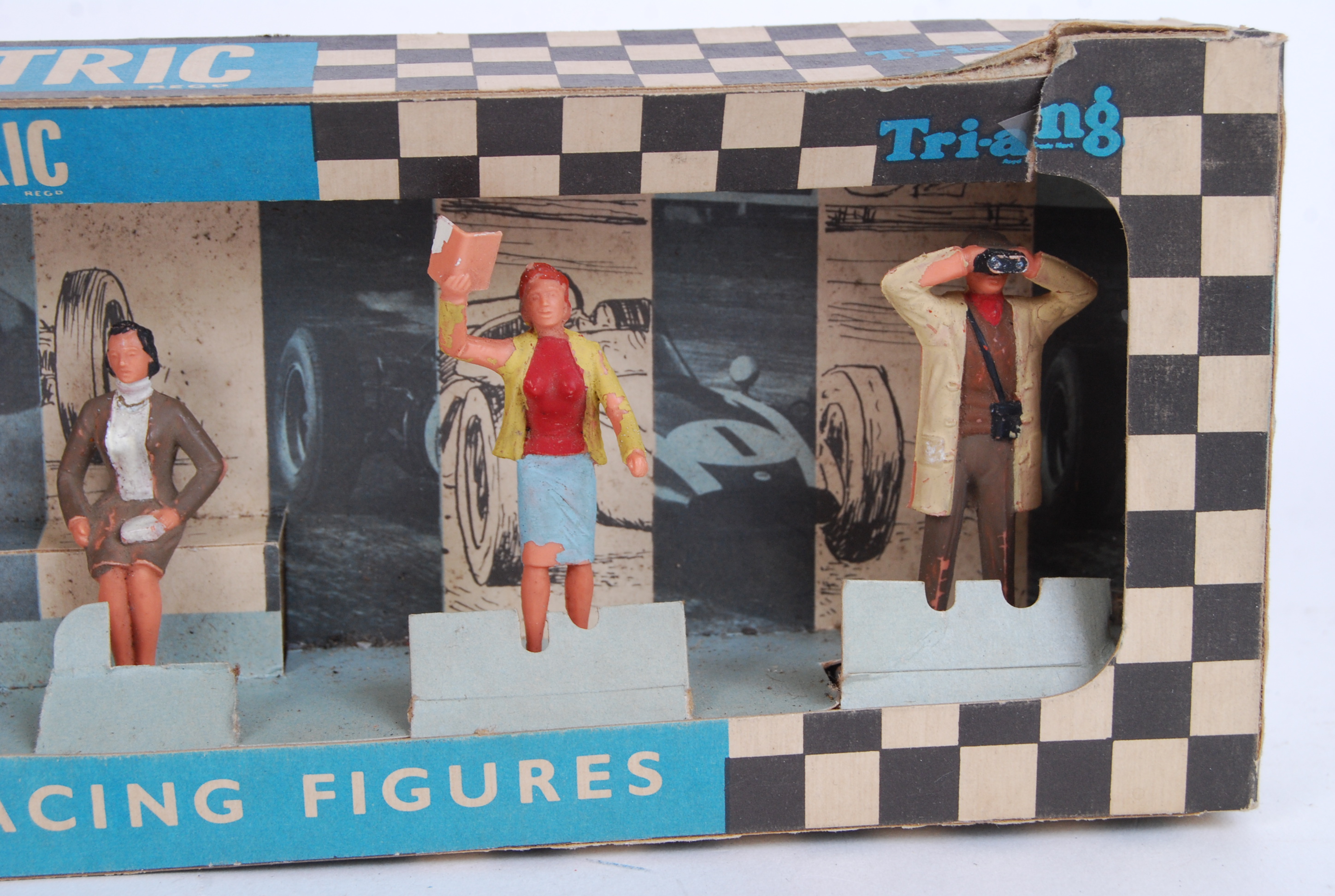 SCALEXTRIC: An original vintage Scalextric trackside Model Motor Racing Spectators set of figures, - Image 3 of 3