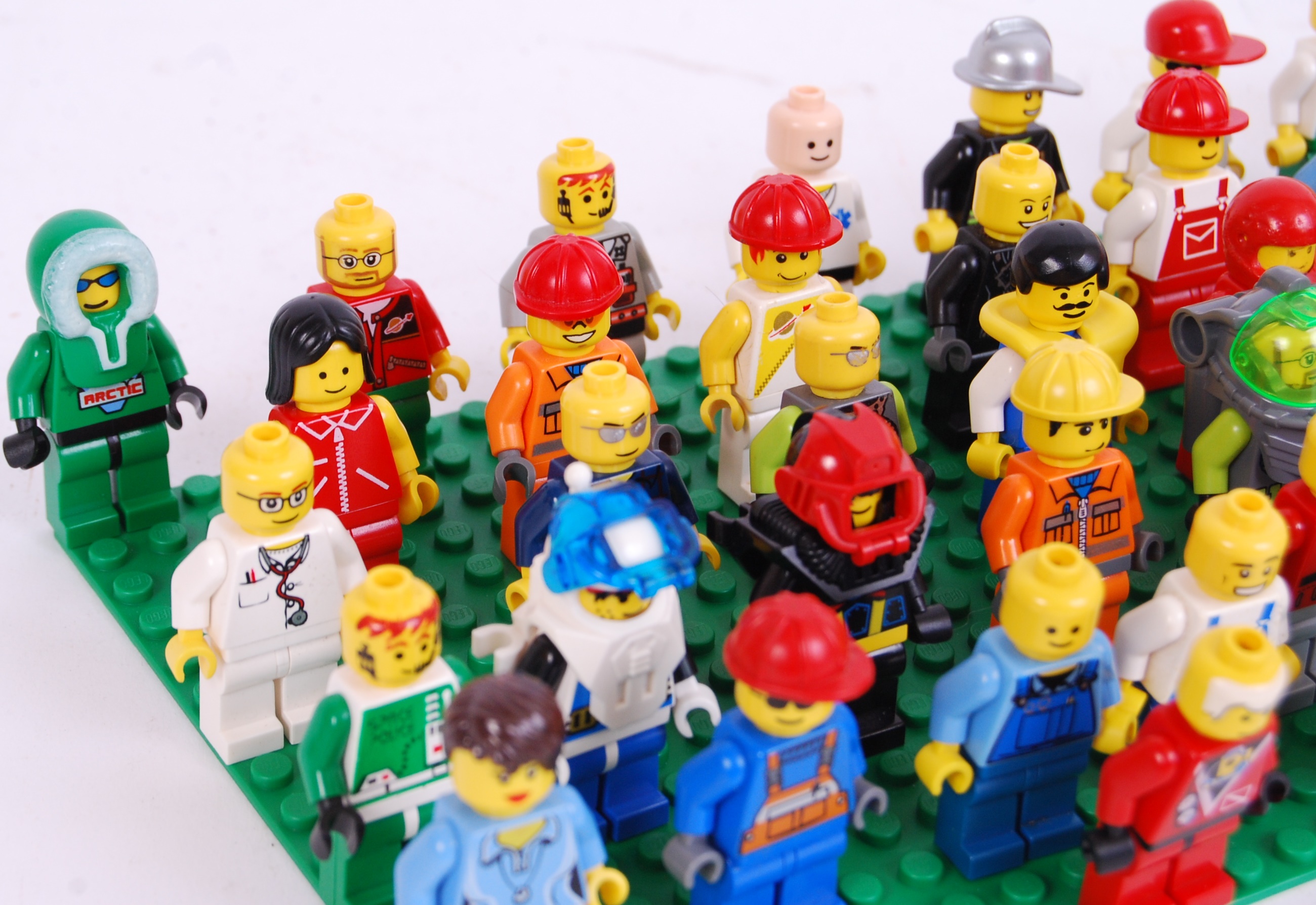 LEGO: A collection of 45x assorted Lego minifigures to include: vintage, City, space, series etc. - Image 2 of 4