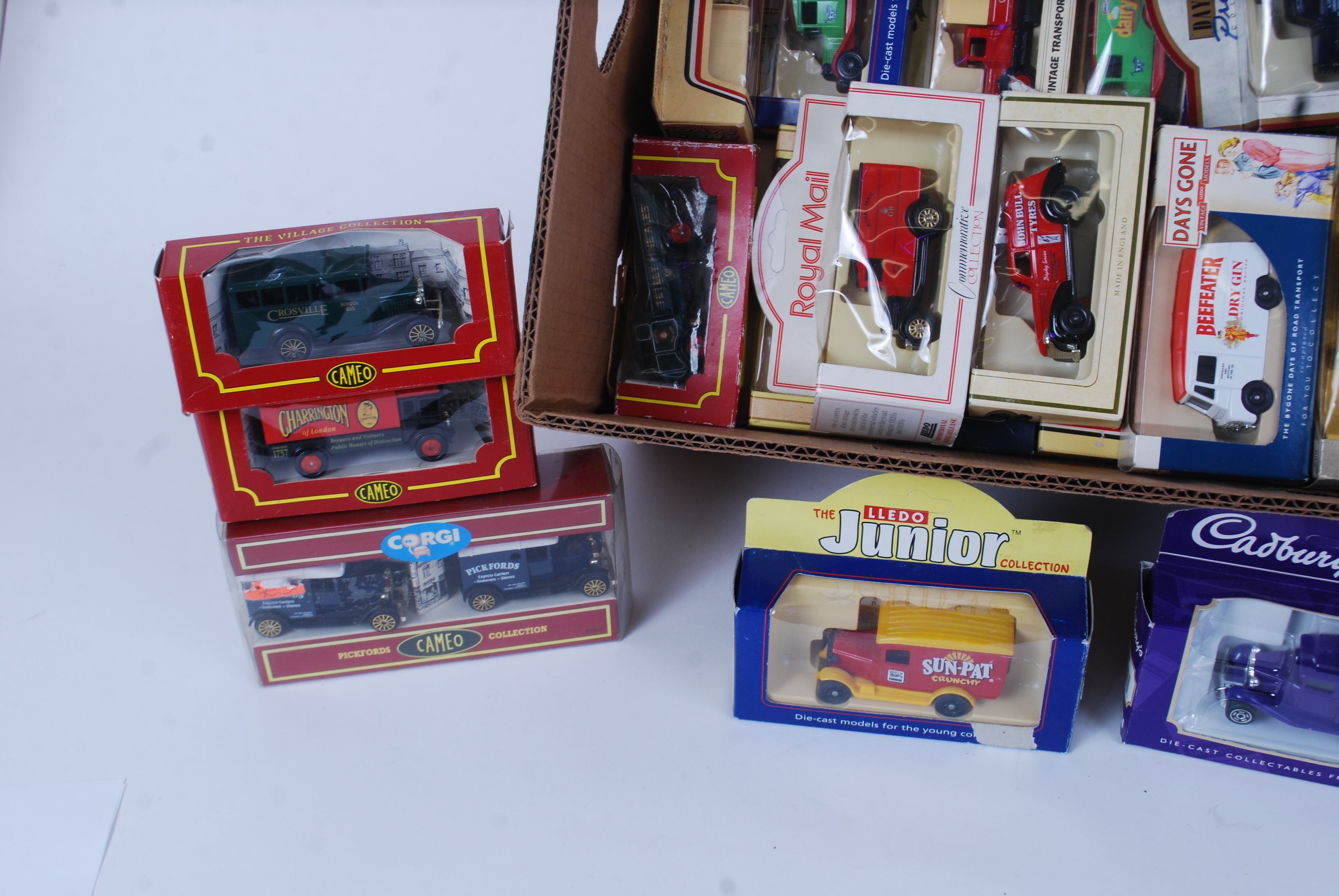 DIECAST: A collection of assorted boxed diecast models to include Lledo, Cameo, Days Gone, - Image 3 of 3
