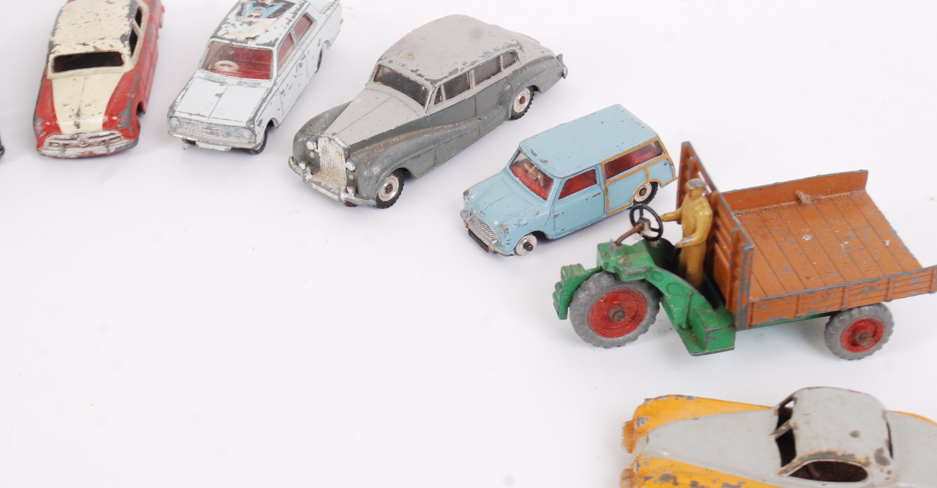 DINKY: A collection of 10x assorted vintage loose Dinky diecast model cars and vehicles to include; - Image 4 of 5