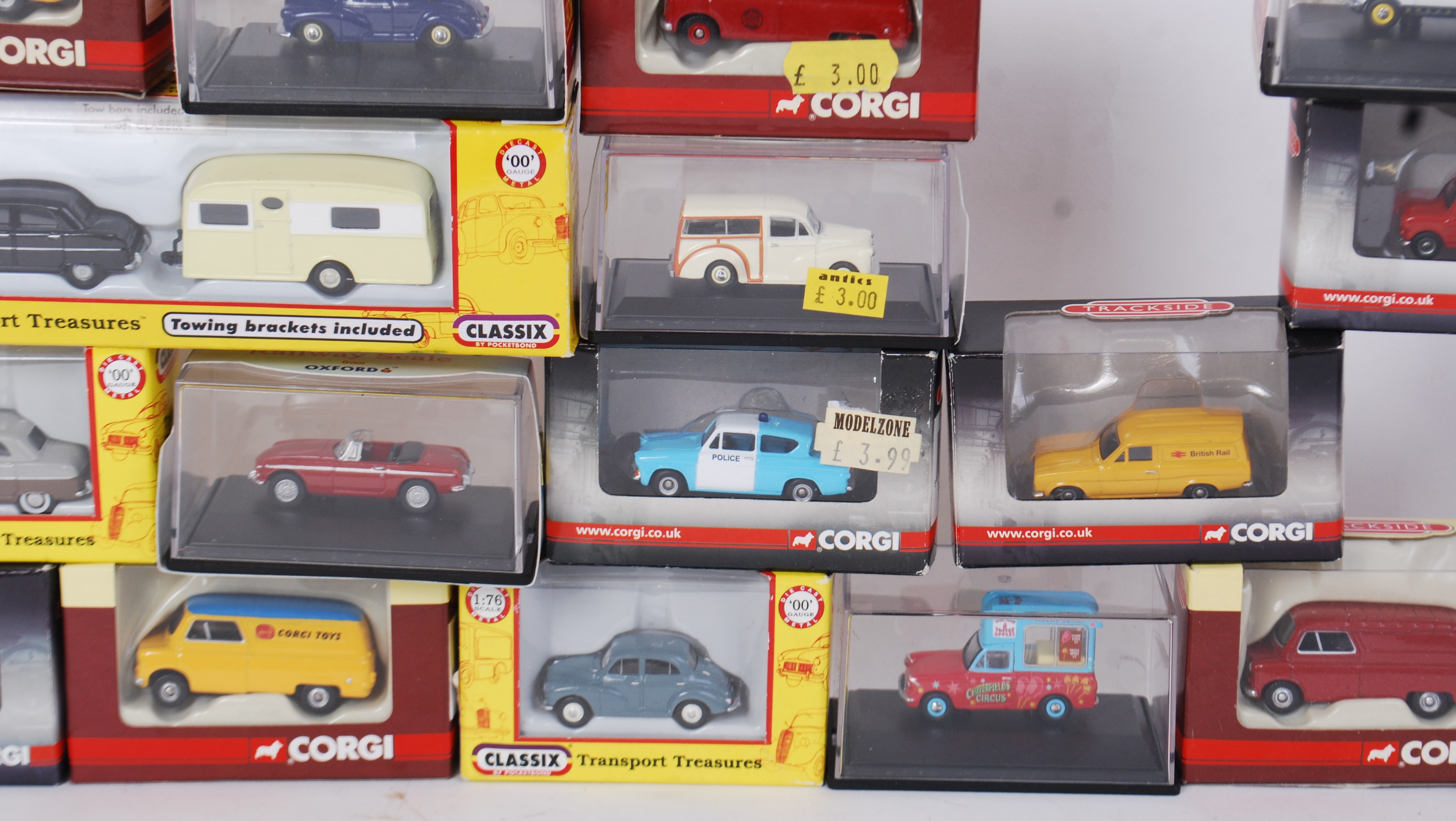 1:76 SCALE: A collection of approx 30x 1:76 scale diecast model cars. All within the original boxes. - Image 3 of 3