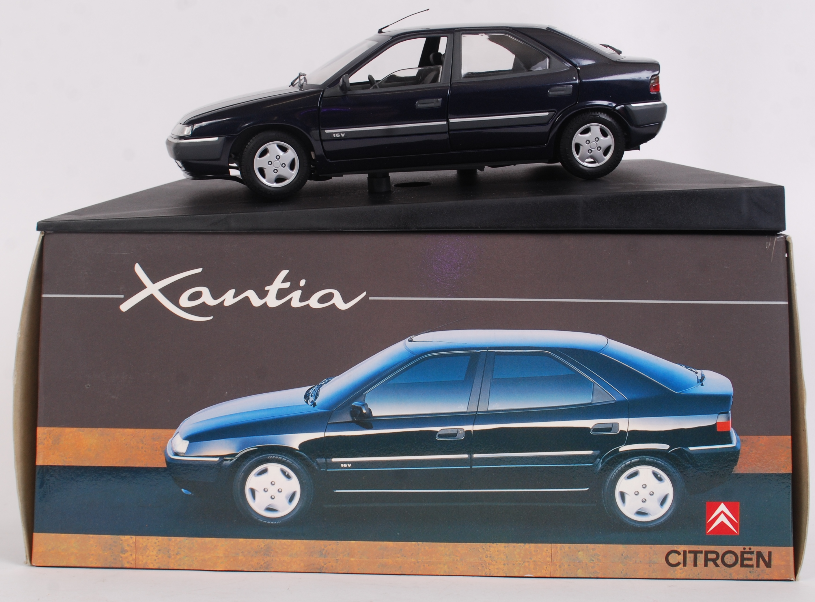 1:18 DIECAST: An original Citroen Xantia 1:18 SEGEM diecast model car.