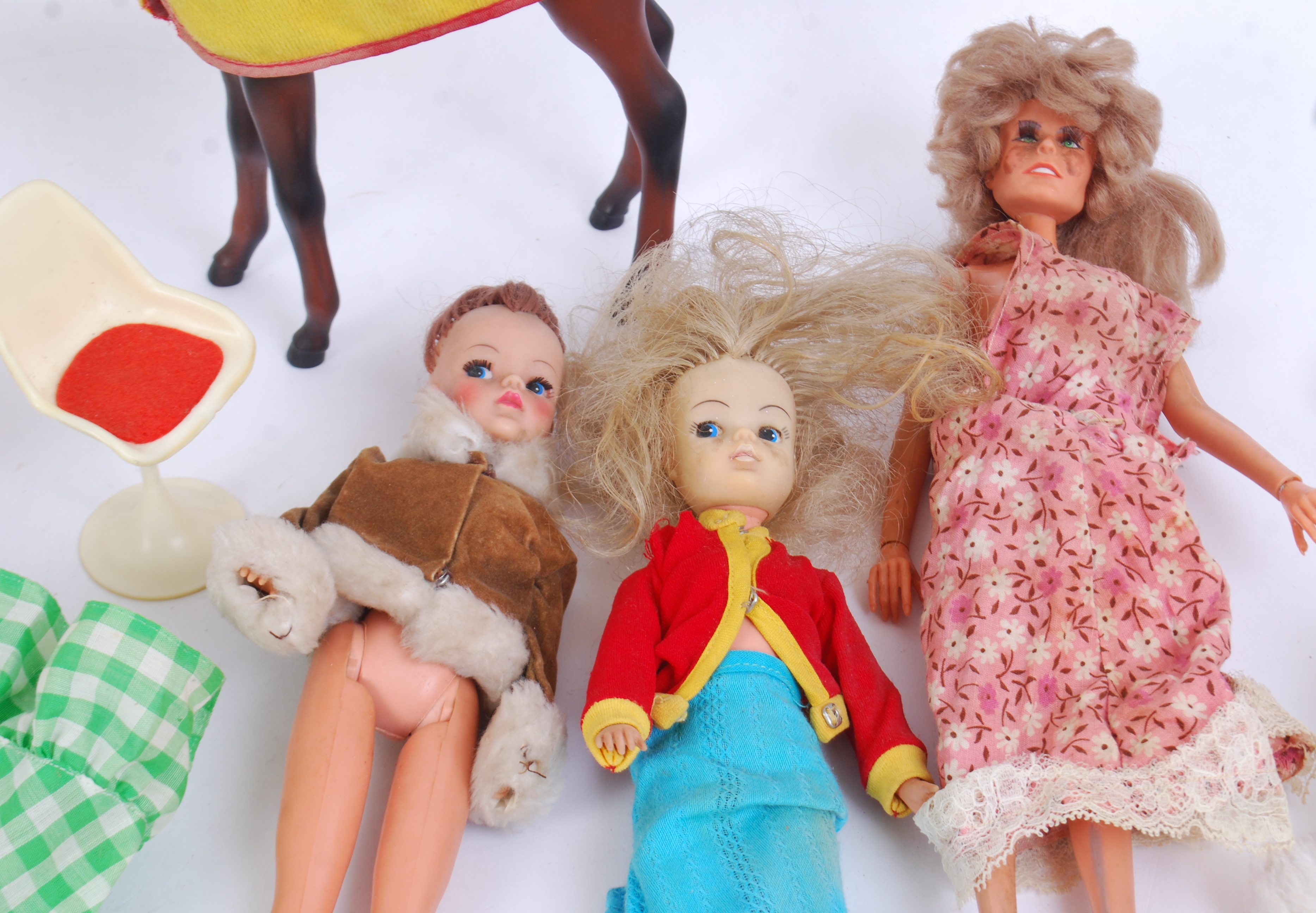 DOLLS: A collection of vintage dolls to - Image 2 of 4