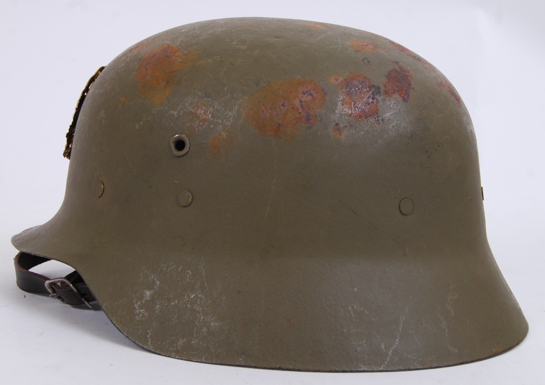 A SPANISH CIVIL WAR (M-42) STEEL HELMET bearing a Civil War brass helmet badge to front, - Image 4 of 6