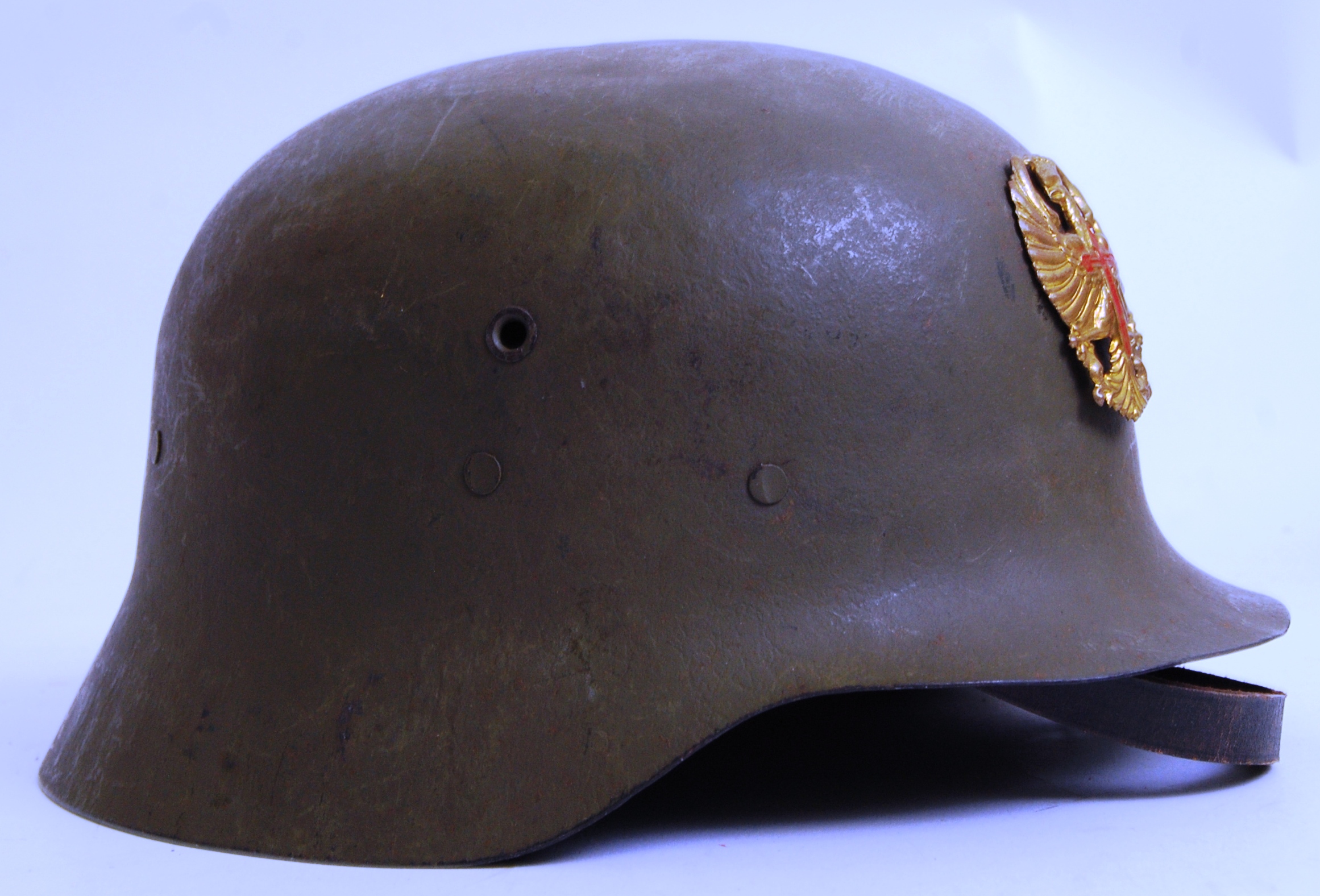 A SPANISH CIVIL WAR (M-42) STEEL HELMET bearing a Civil War brass helmet badge to front, - Image 3 of 6