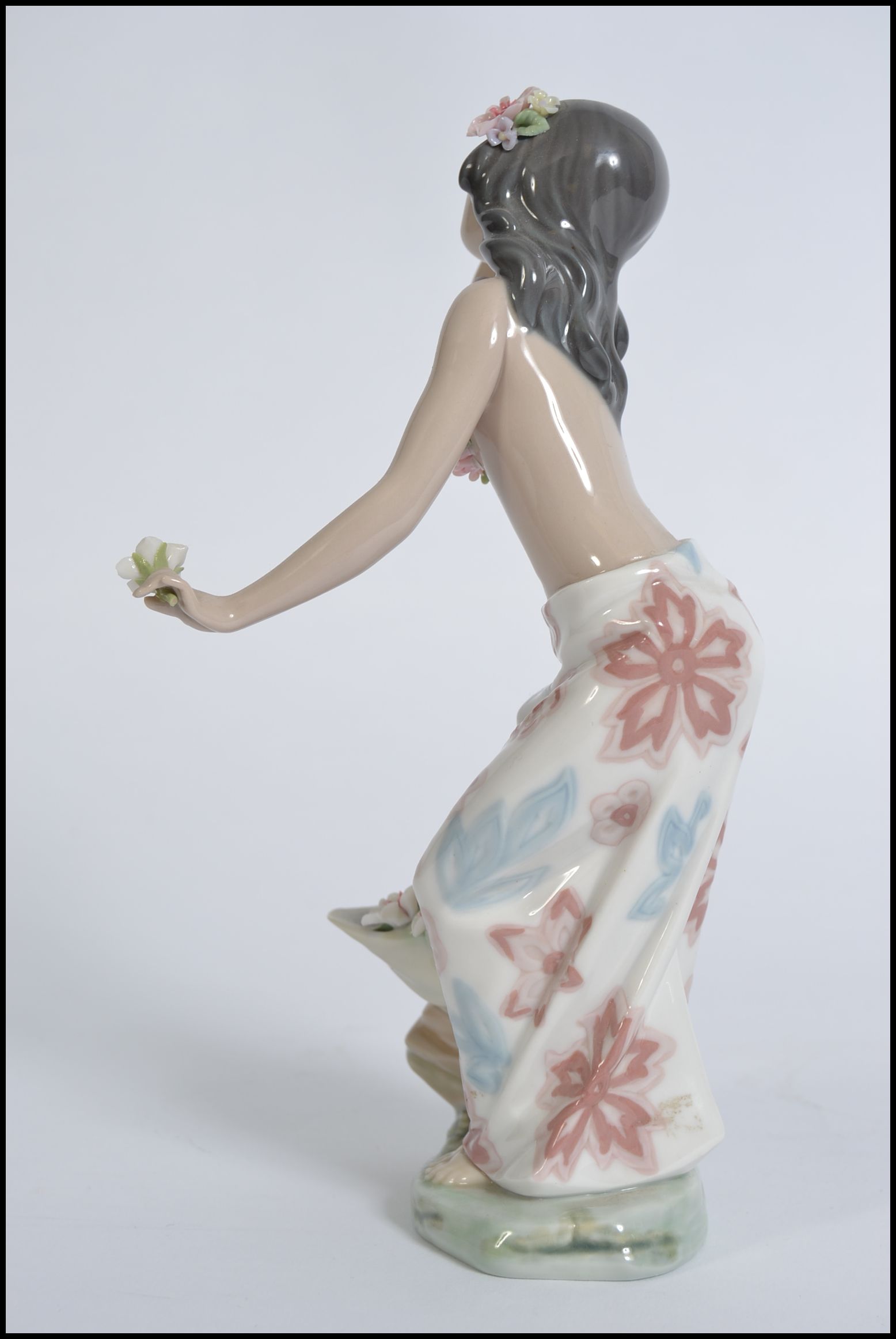 A Lladro porcelain figurine modelled as Hawaiian Dancer entitled Hawaiana de la Concha, no 1478. - Image 2 of 6