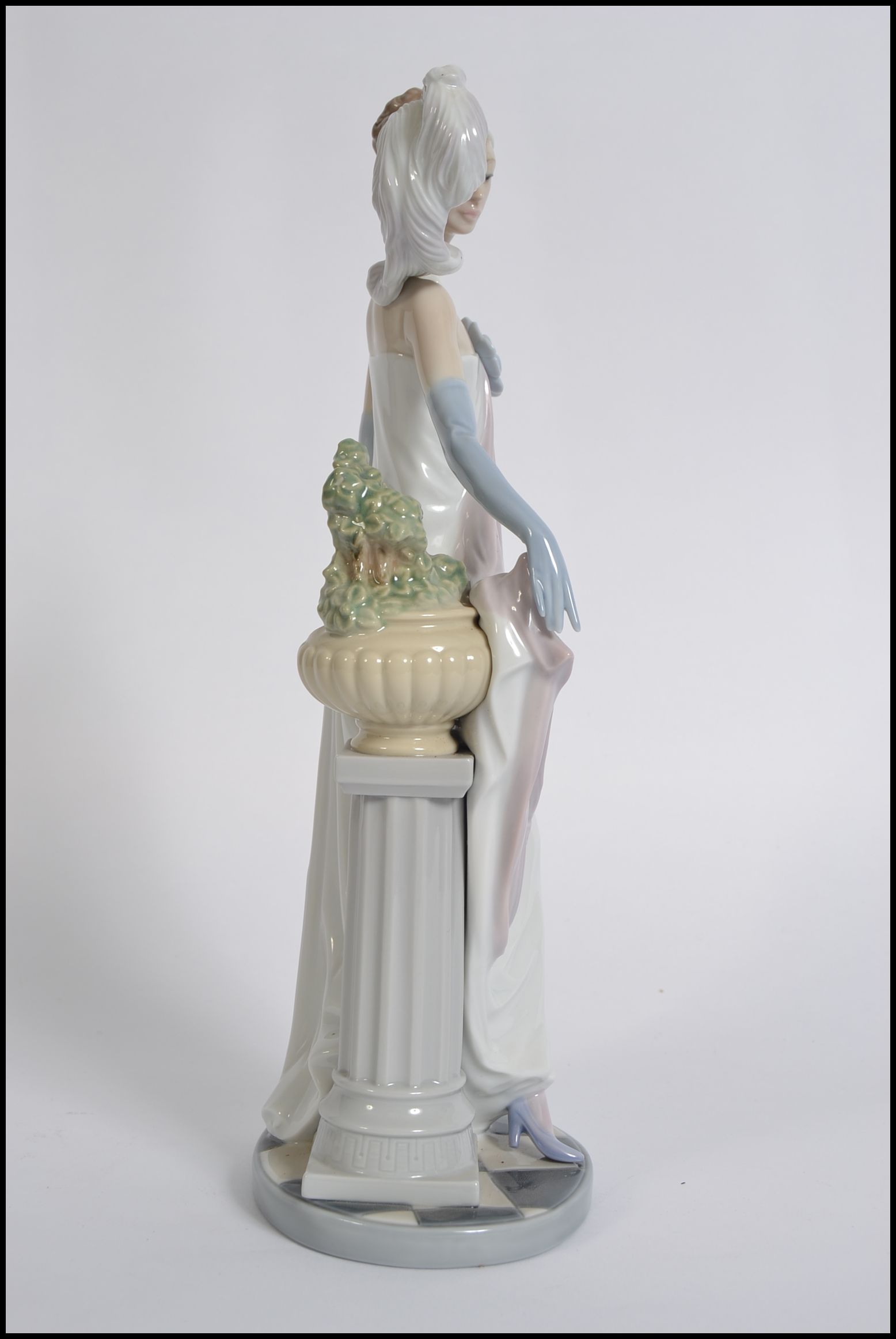 A Lladro figure of a 1920's lady " Dama Charleston ", 5283, height 35cm stamped to base. - Image 2 of 5