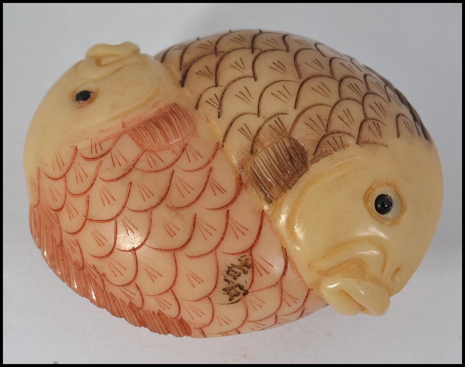 An unusual Chinese carving / netsuke type in the form of two intertwined carp fish - Image 2 of 2