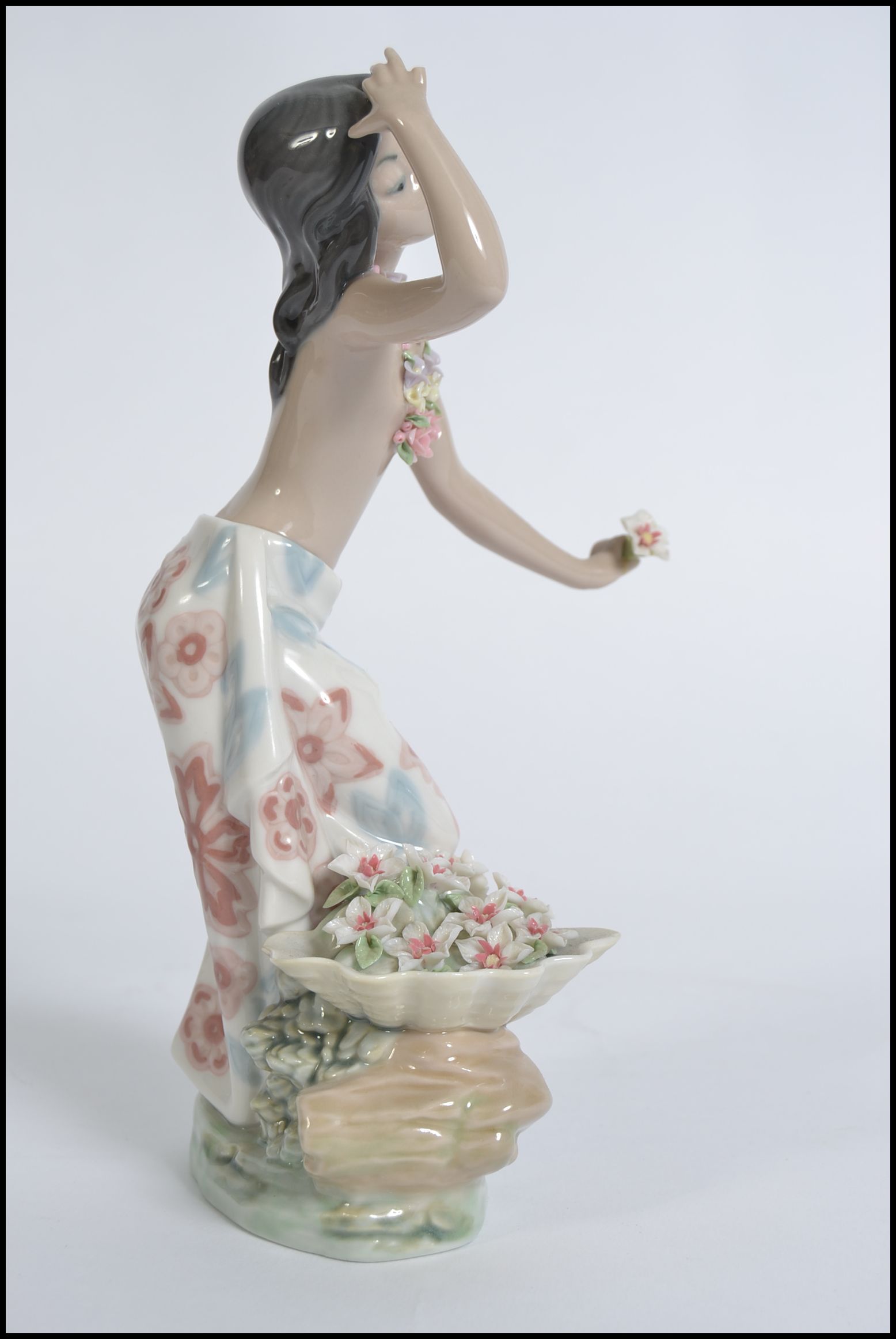 A Lladro porcelain figurine modelled as Hawaiian Dancer entitled Hawaiana de la Concha, no 1478. - Image 4 of 6