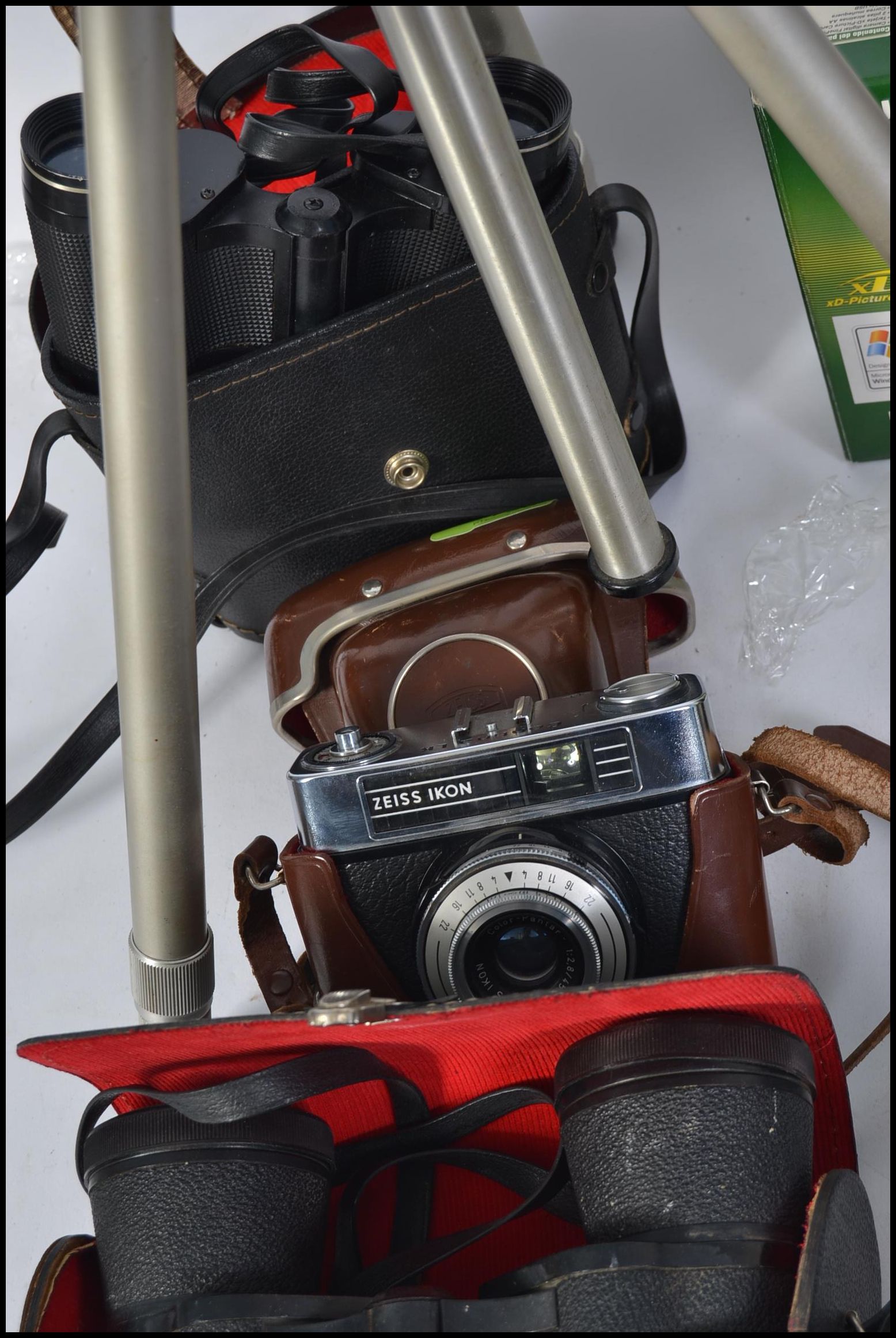 A collection of vintage 35 mm cameras to include Voigtlander, Practica, lenses, - Image 3 of 4