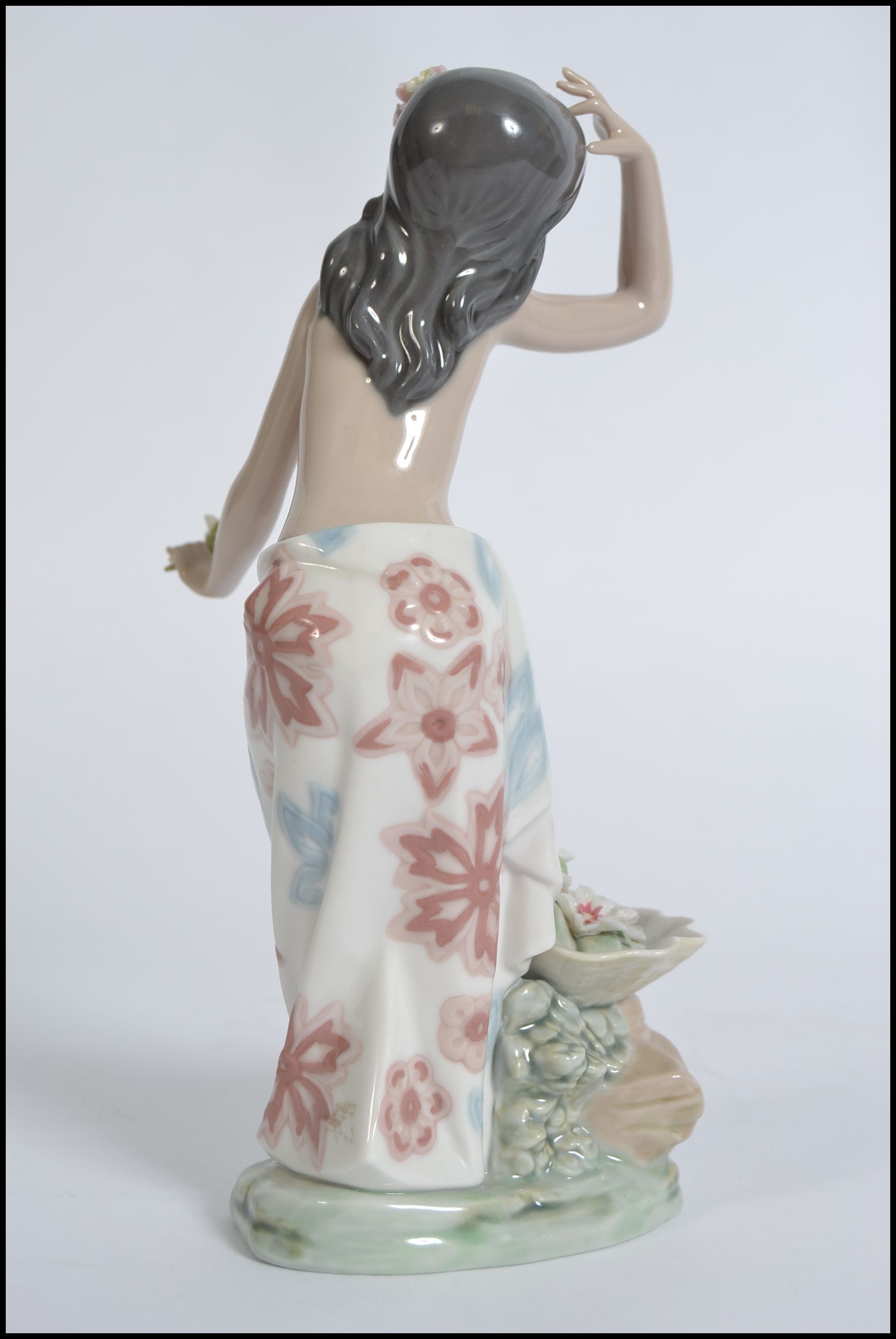 A Lladro porcelain figurine modelled as Hawaiian Dancer entitled Hawaiana de la Concha, no 1478. - Image 3 of 6