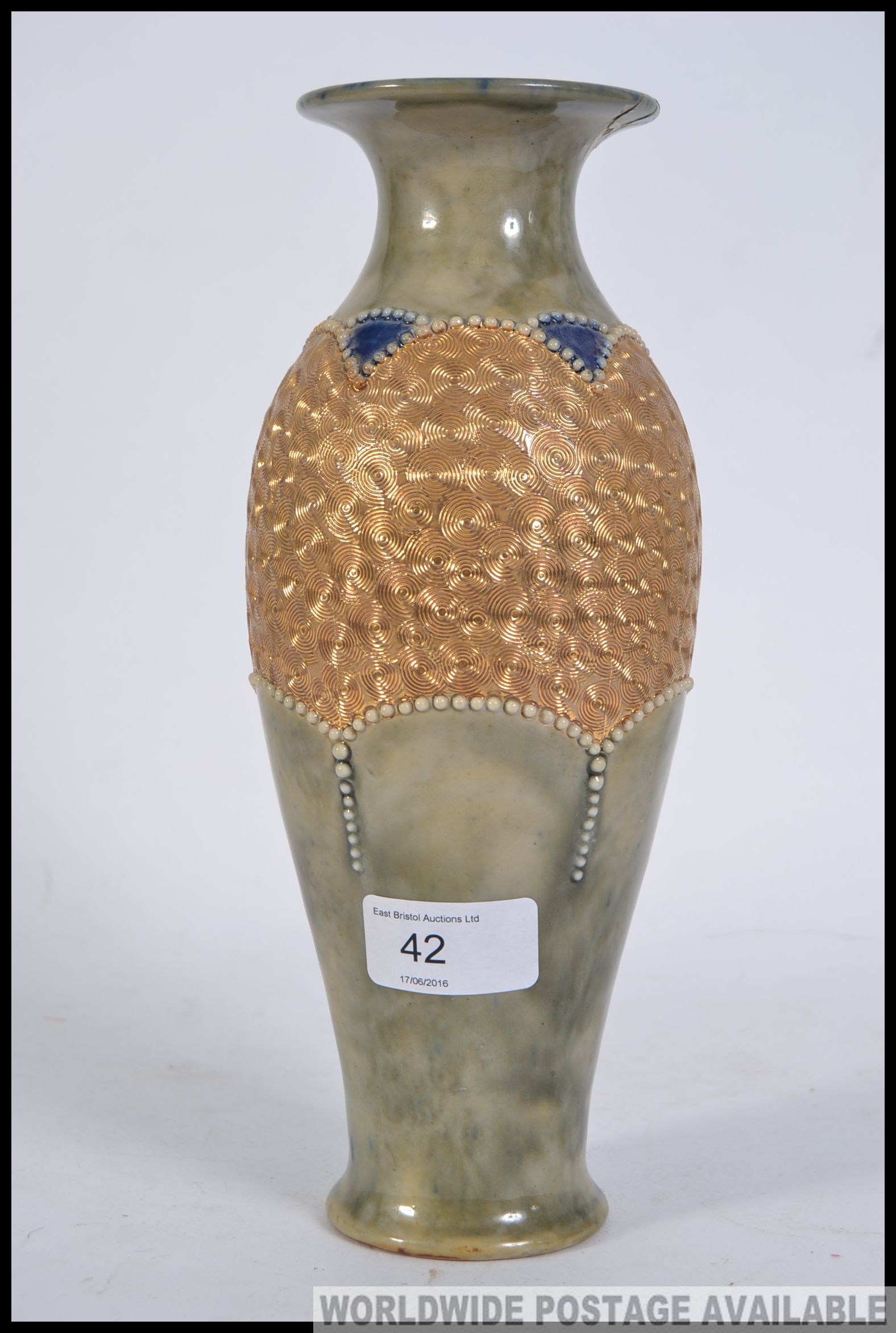 An early 20th century Doulton Lambeth stoneware glazed vase having blue rim with gilded finish - Bild 2 aus 4