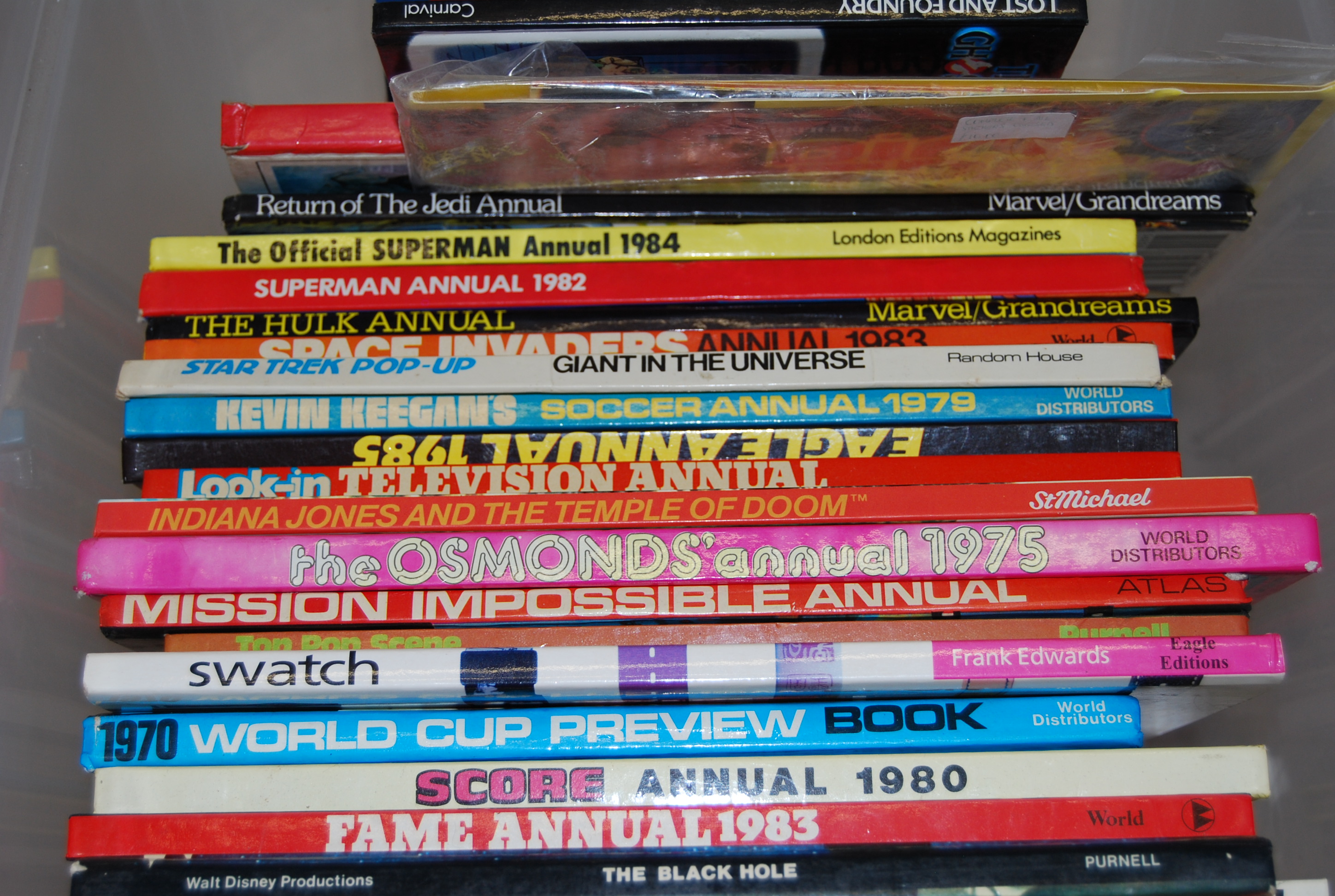 ANNUALS; A good collection of vintage TV / Film related annuals and books to include: Ghostbusters, - Image 3 of 4