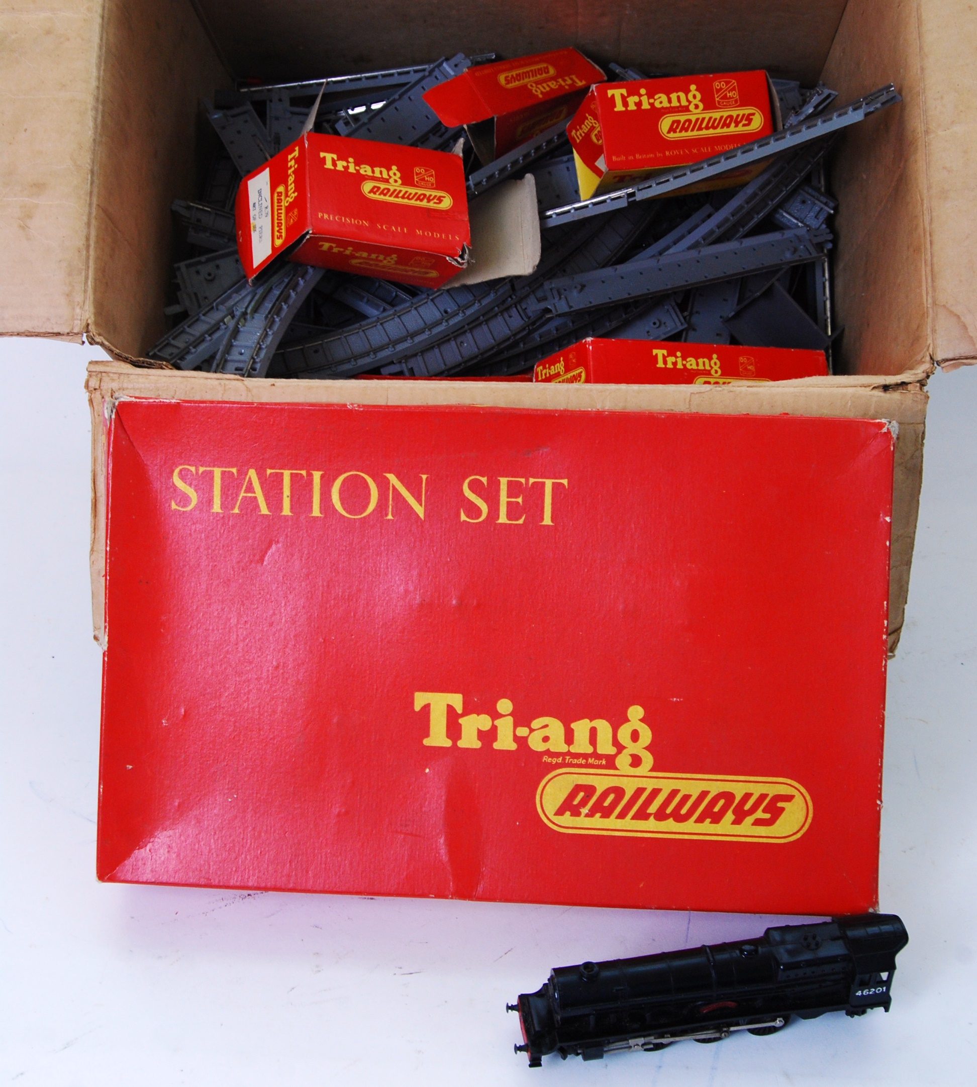 00 GAUGE: A collection of vintage Triang - Image 2 of 5