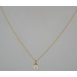 A hallmarked 9ct gold pearl drop pendant necklace with single pearl drop. Marked 9ct.