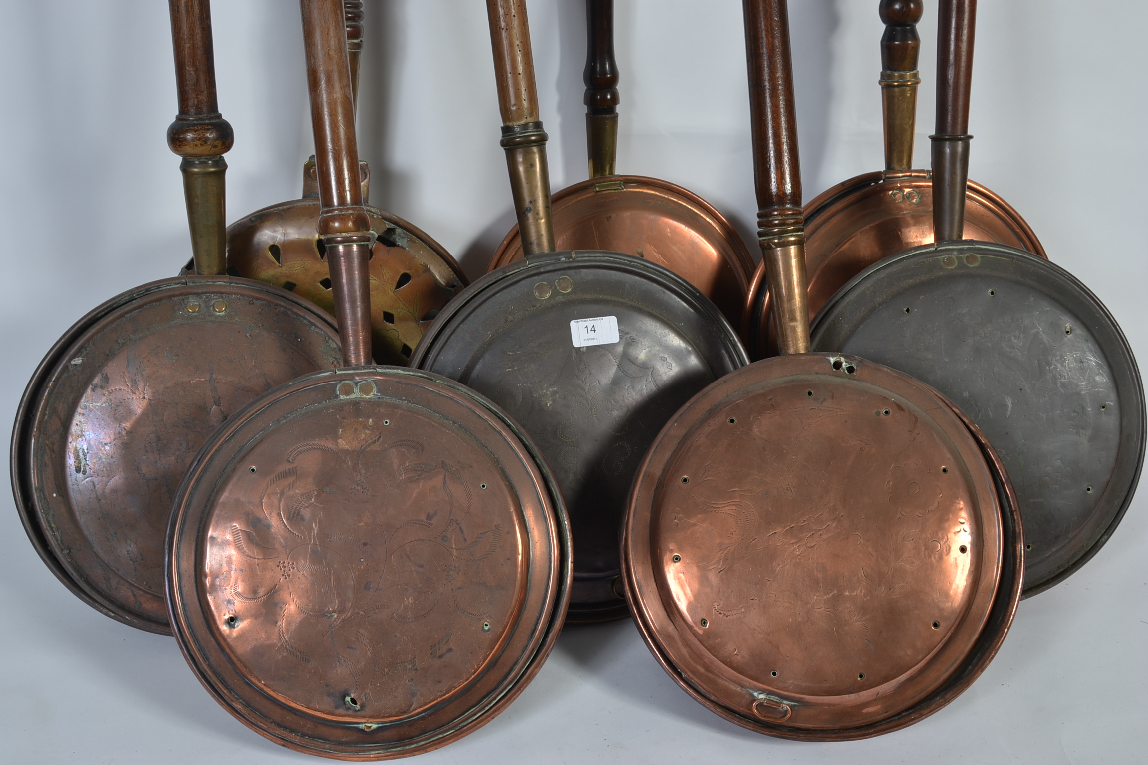 A group of 8 Victorian large copper bed pans - Image 2 of 3