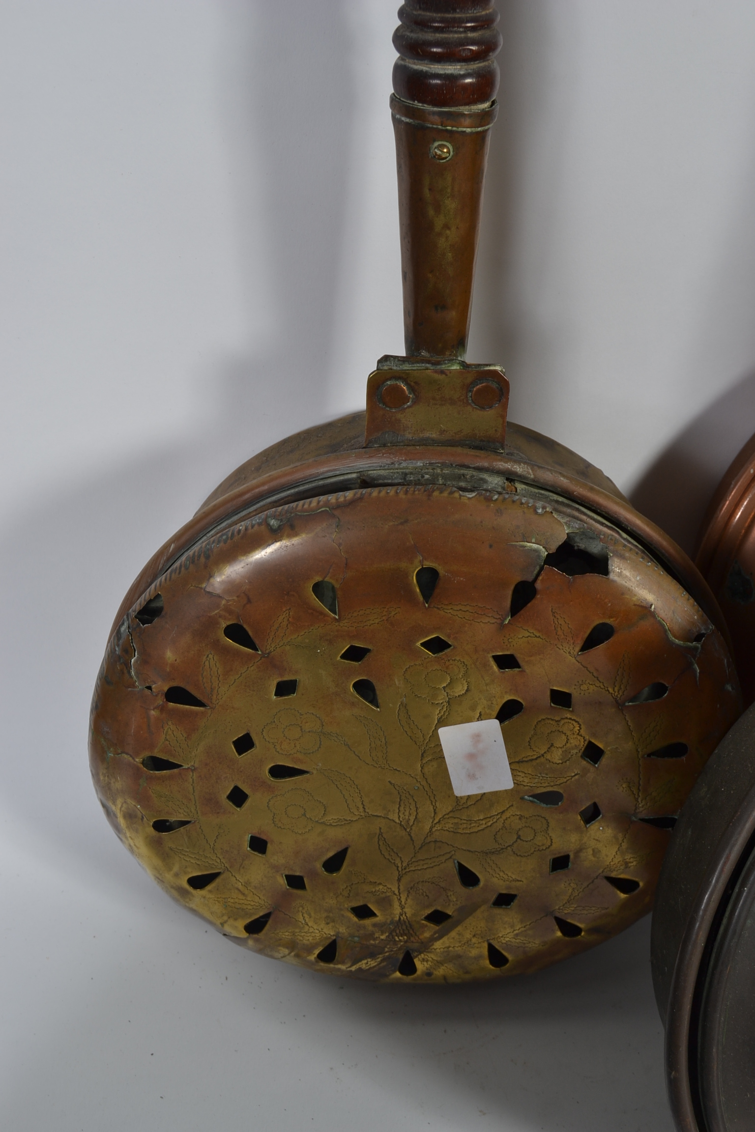 A group of 8 Victorian large copper bed pans - Image 3 of 3