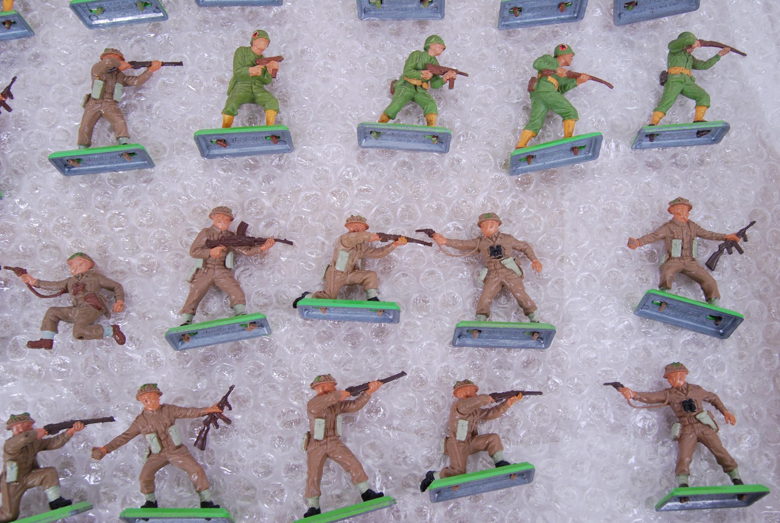 BRITAINS: A collection of 24x vintage Britains Deetail mounted plastic and metal based soldiers / - Image 3 of 3