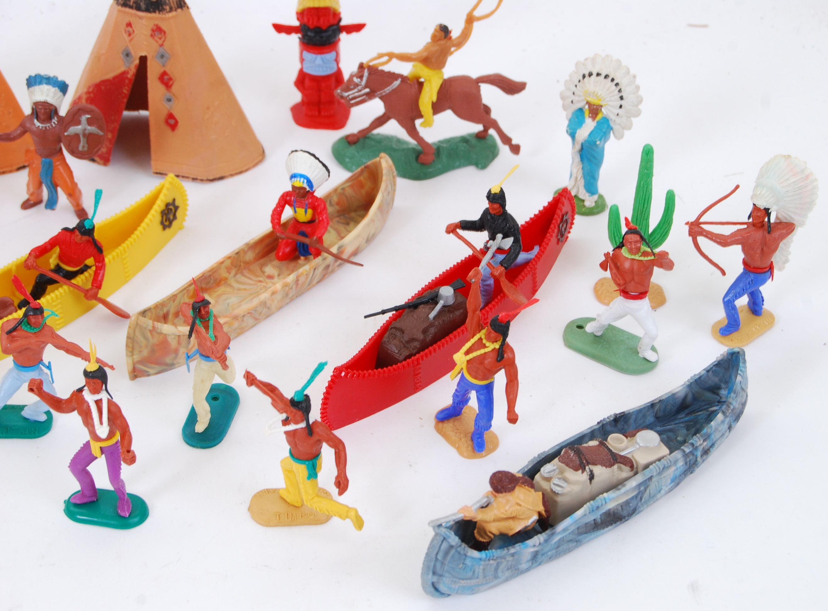 COWBOYS & INDIANS; A good selection of vintage plastic Cowboys & Indians - Britains, Timpo, - Image 6 of 9