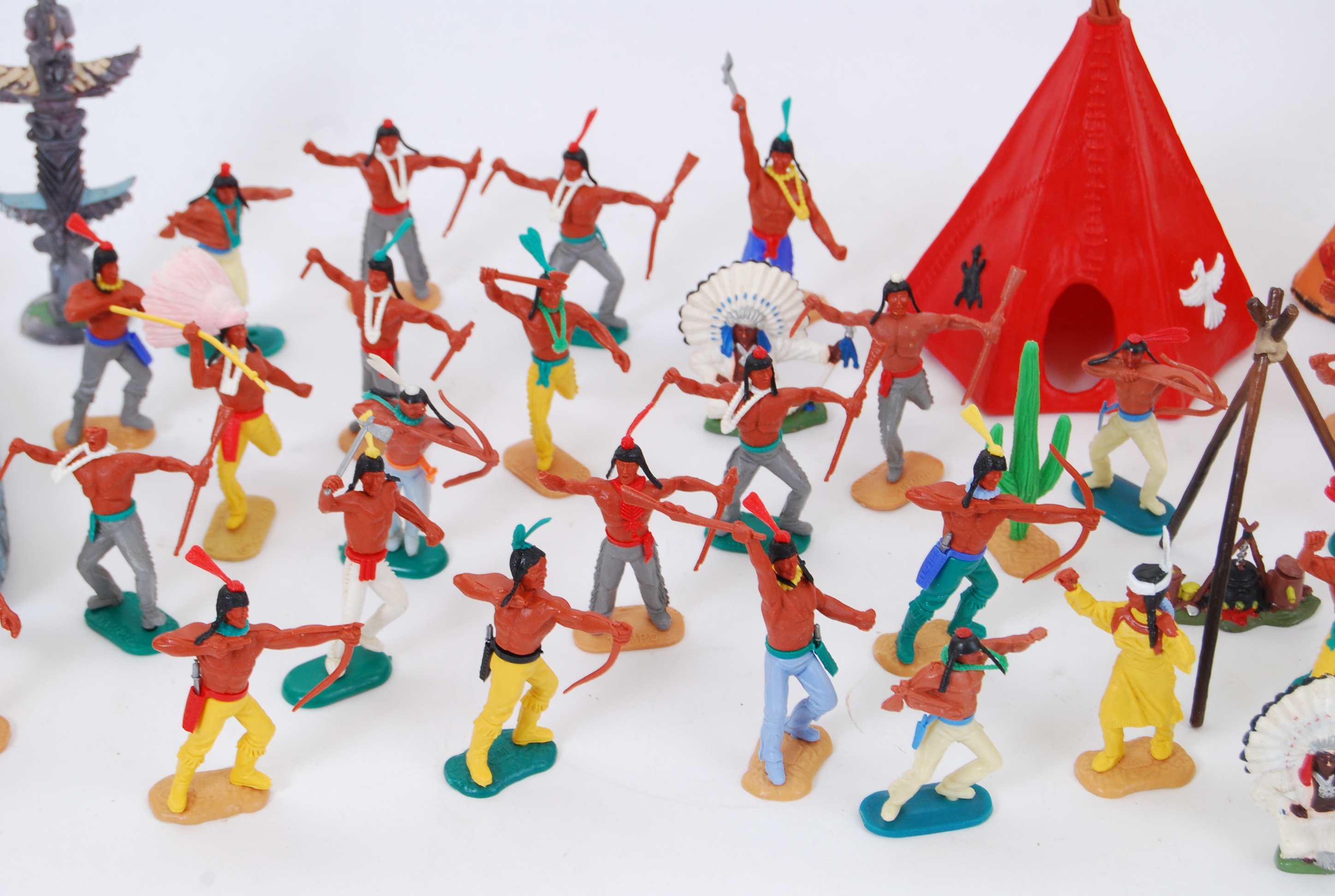 COWBOYS & INDIANS; A good selection of vintage plastic Cowboys & Indians - Britains, Timpo, - Image 4 of 9