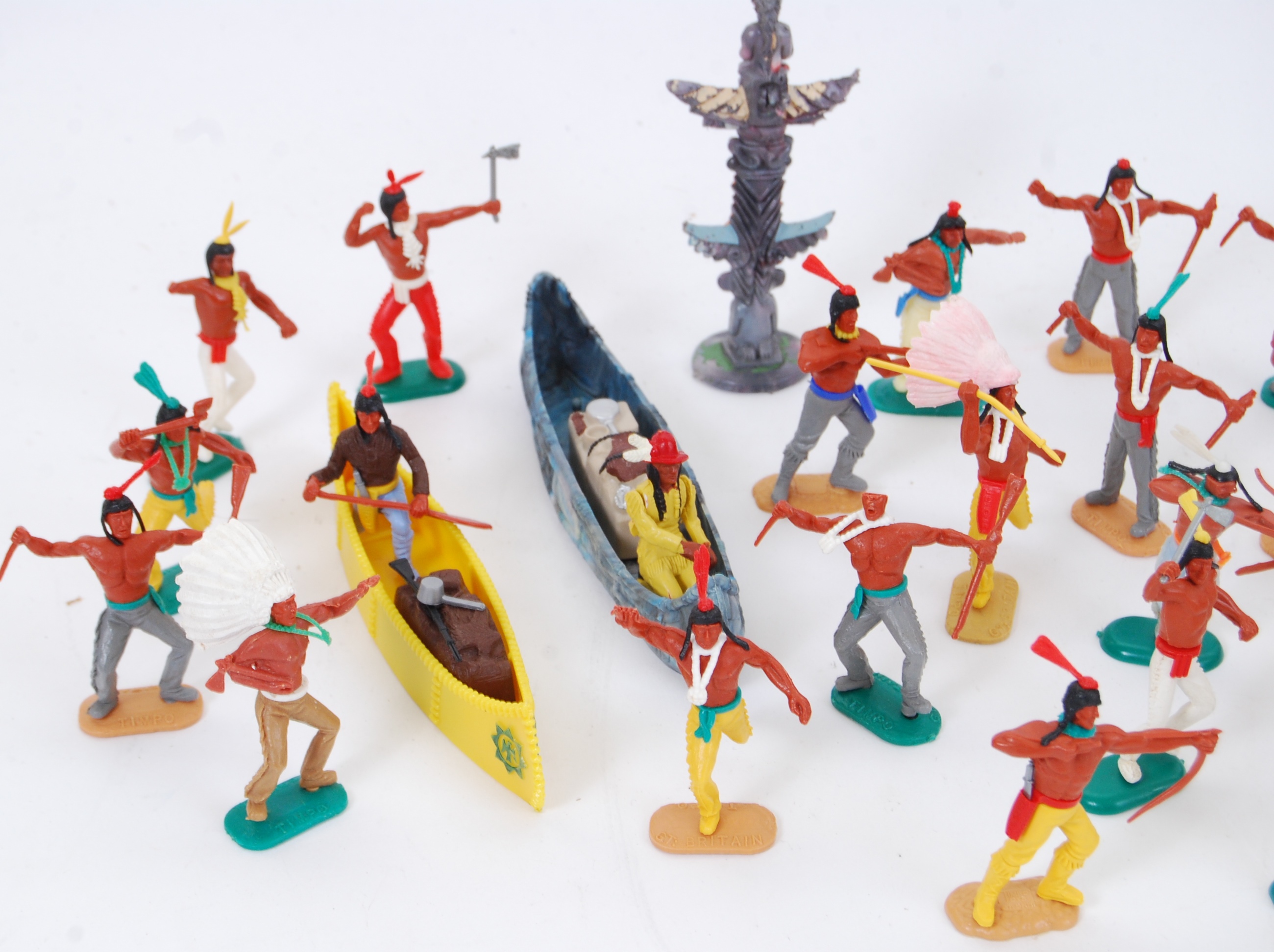COWBOYS & INDIANS; A good selection of vintage plastic Cowboys & Indians - Britains, Timpo, - Image 3 of 9