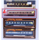 00 GAUGE: A collection of 4x 00 gauge boxed railway trainset carriages to include 2x Mainline