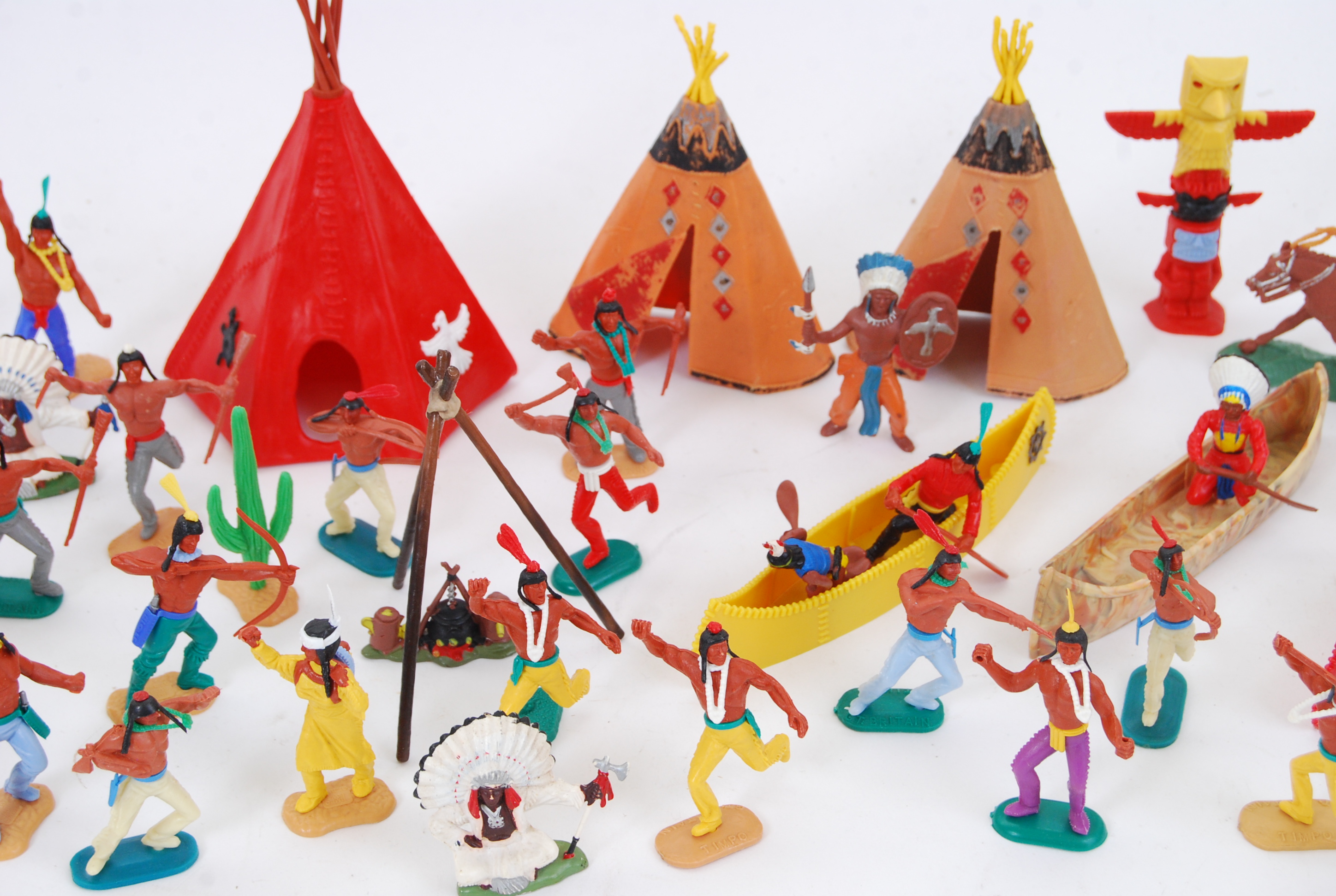COWBOYS & INDIANS; A good selection of vintage plastic Cowboys & Indians - Britains, Timpo, - Image 5 of 9